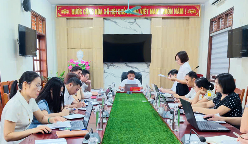 Đồng chí Chủ tịch Ủy ban Nhân dân xã Vô Tranh làm việc với phòng Kinh tế xã