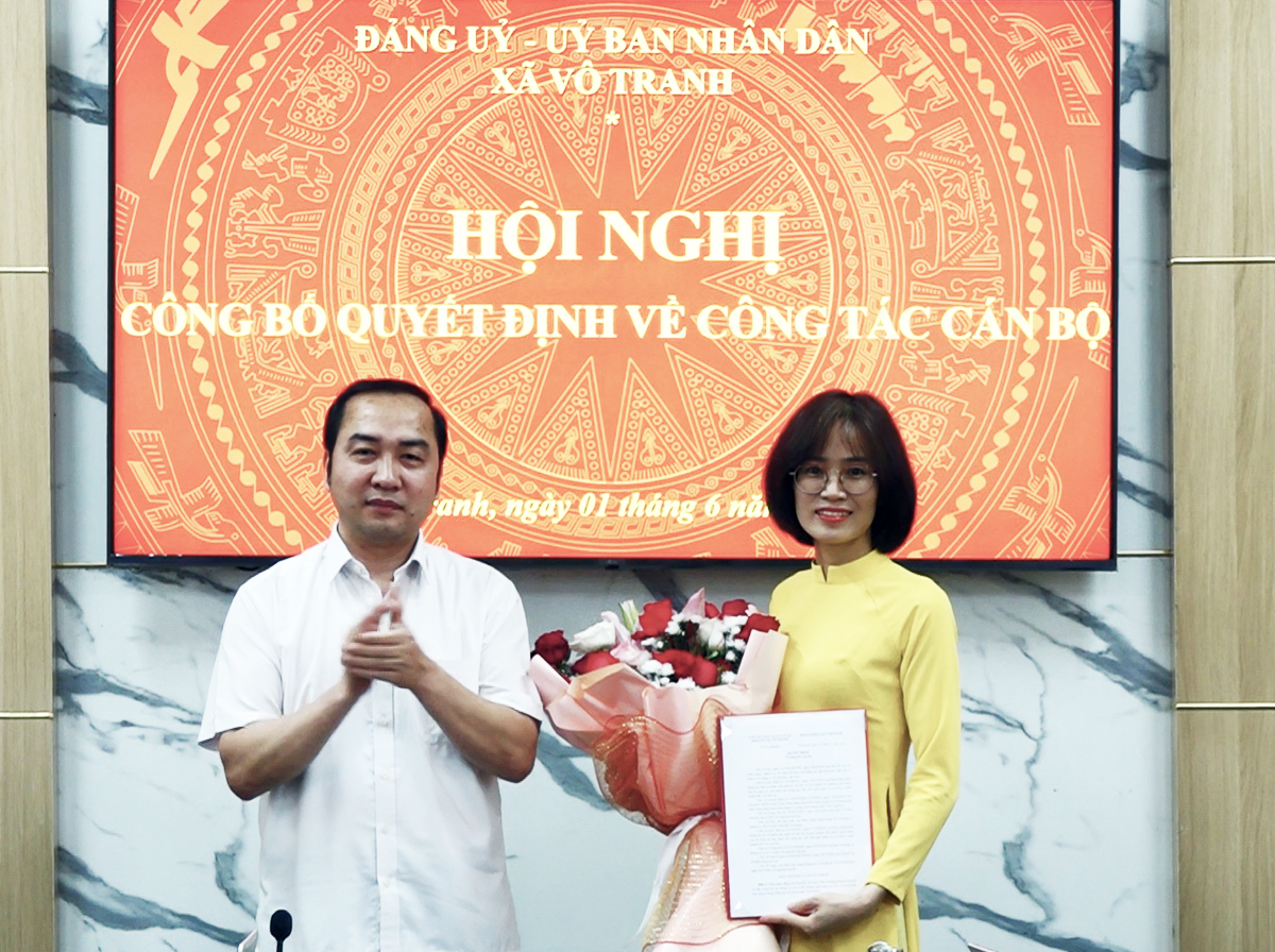 Đảng ùy, Ủy ban Nhân dân xã Vô Tranh công bố Quyết định về công tác cán bộ