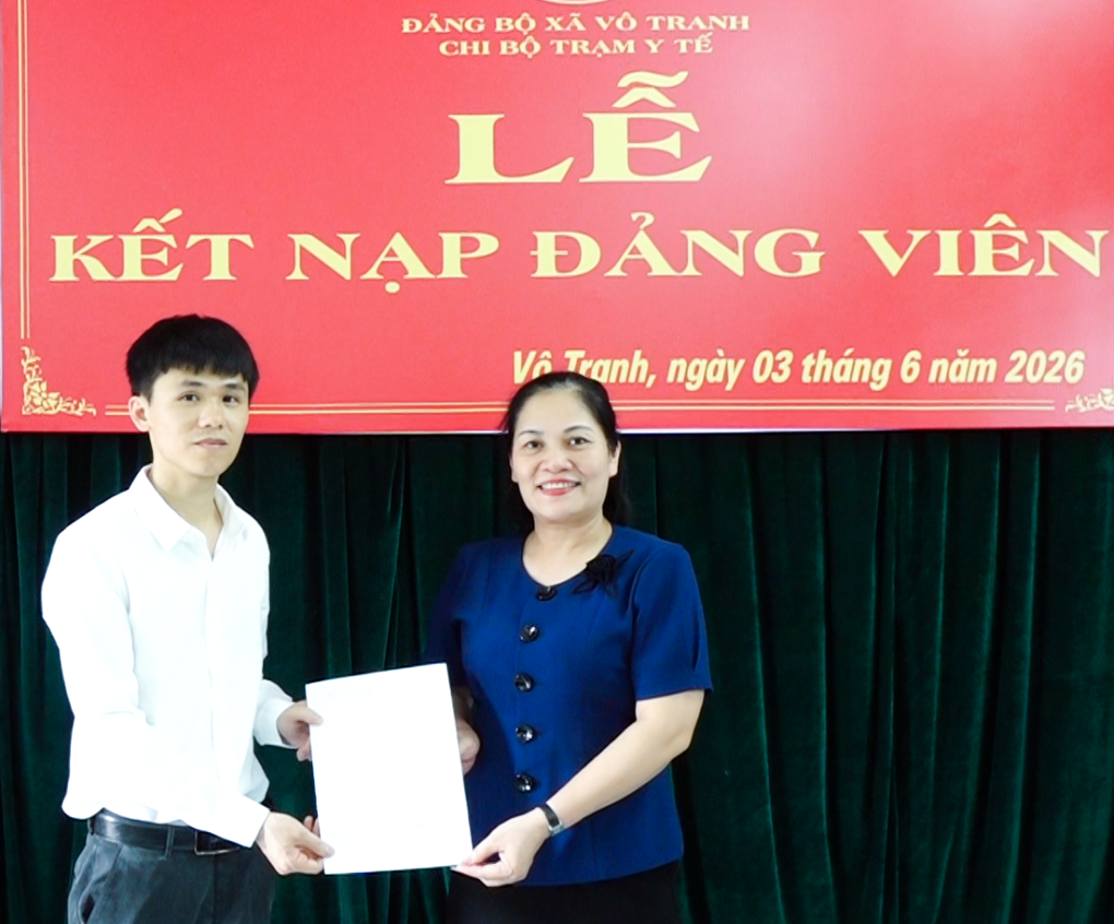 Chi bộ Trạm Y tế xã Vô Tranh tổ chức lễ kết nạp Đảng viên mới