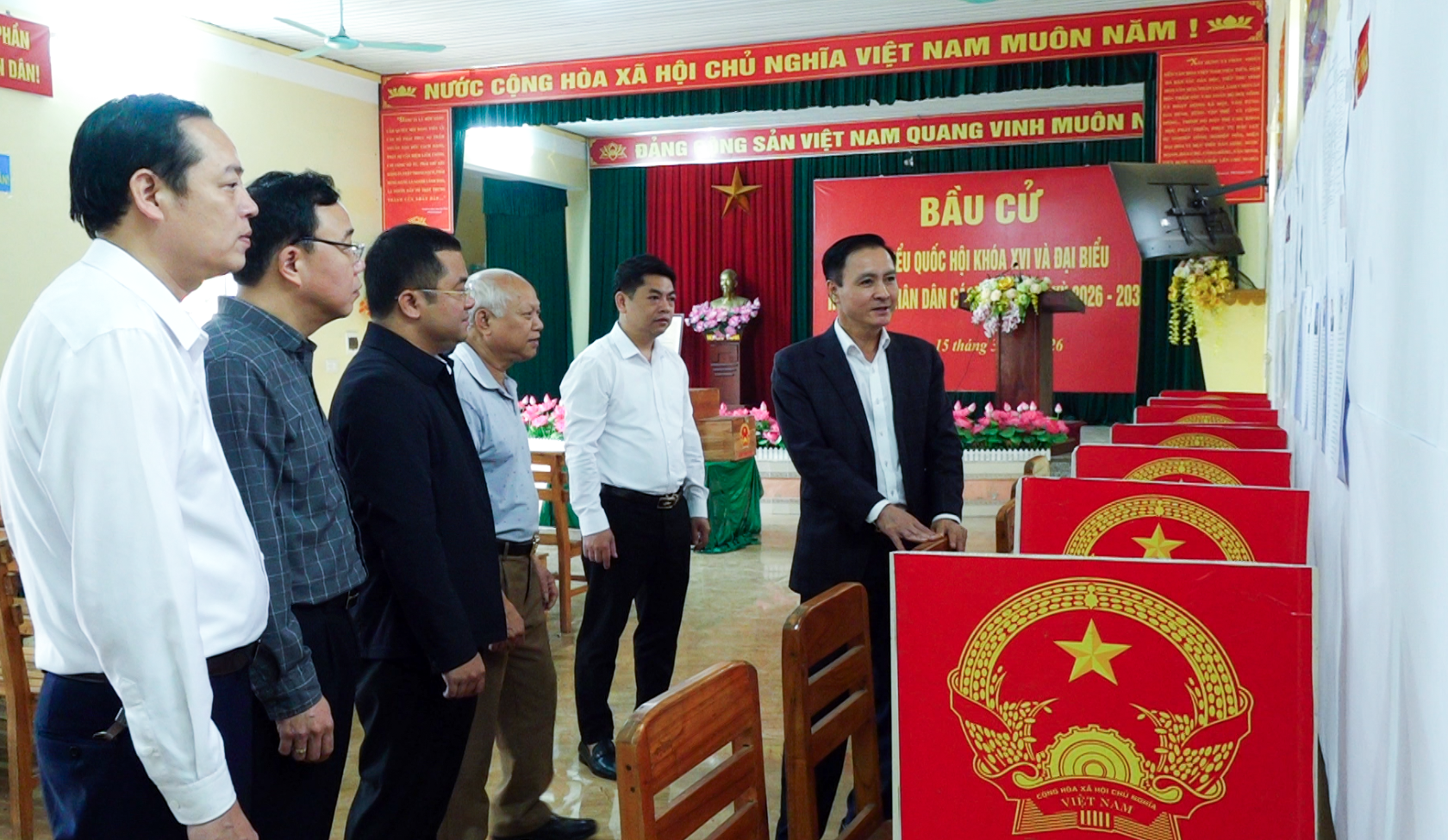 Đồng chí Vũ Duy Hoàng, Uỷ viên BTV Tỉnh uỷ, Phó Chủ tịch Thường trực Uỷ Ban Mặt trận tổ quốc Việt Nam tỉnh, kiểm tra công tác chuẩn bị bầu cử tại Vô Tranh