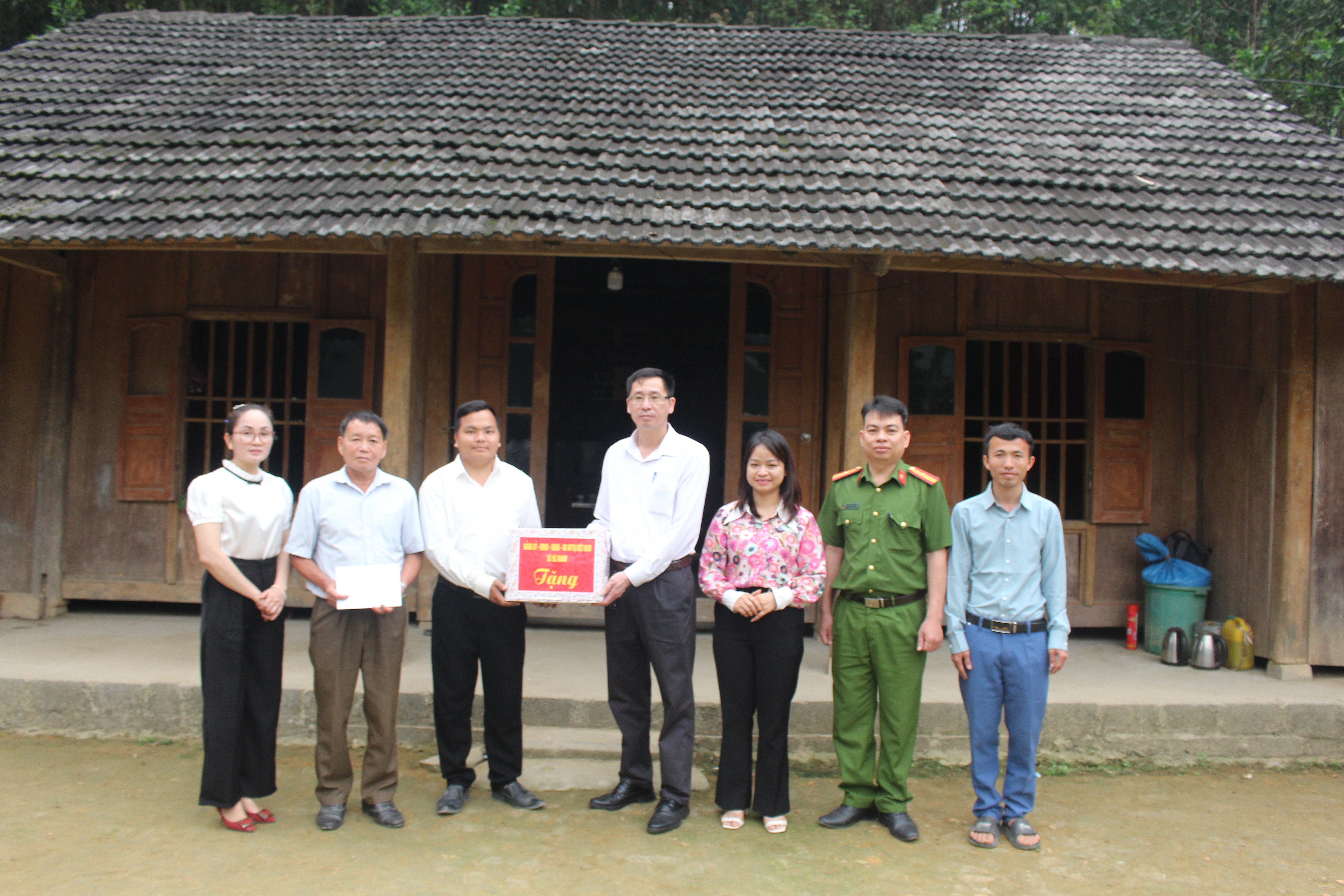 Đồng chí Phó Chủ tịch UBND xã tặng quà dịp Lễ phục sinh Điểm nhóm Tin lành Na Sàng