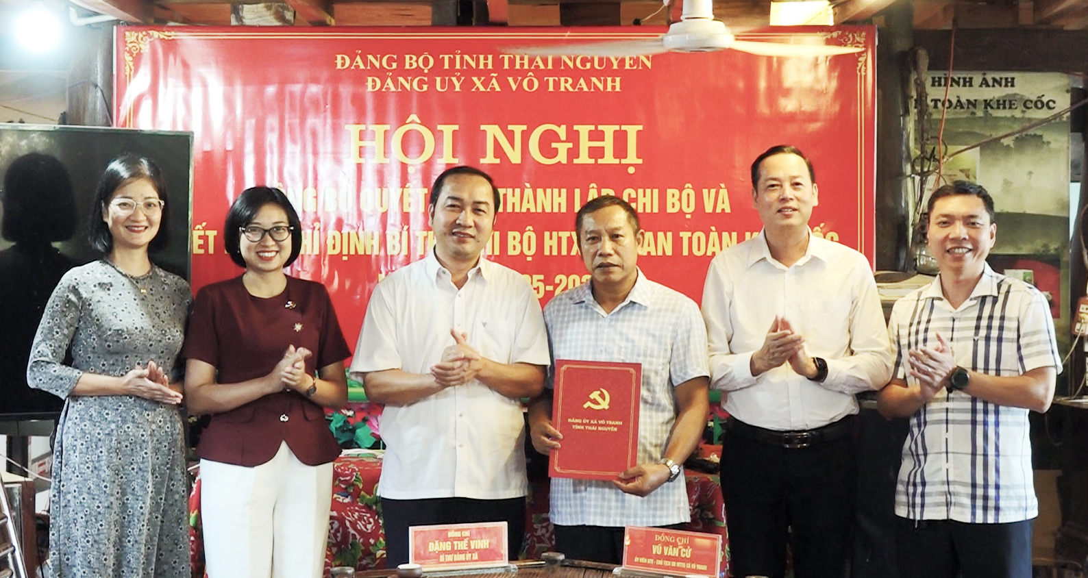Đảng ủy xã Vô Trah công bố Quyết định thành lập Chi bộ Hợp tác xã chè an toàn Khe Côc
