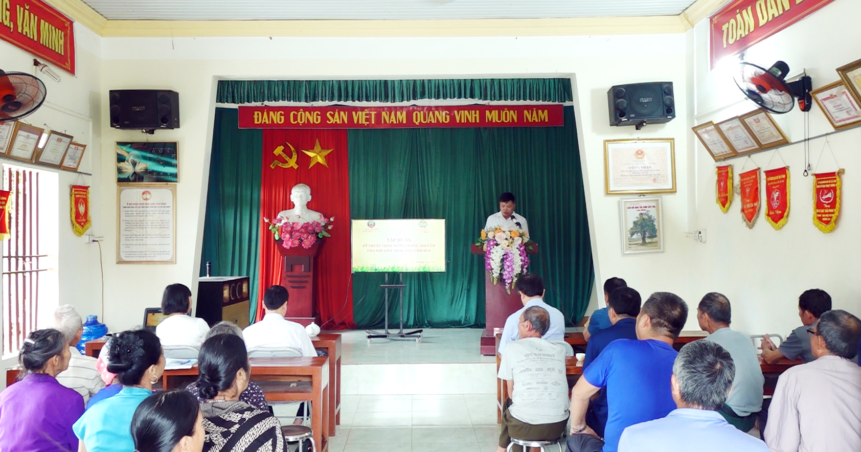 Tập huấn kỹ thuật chăn nuôi gia súc, gia cầm