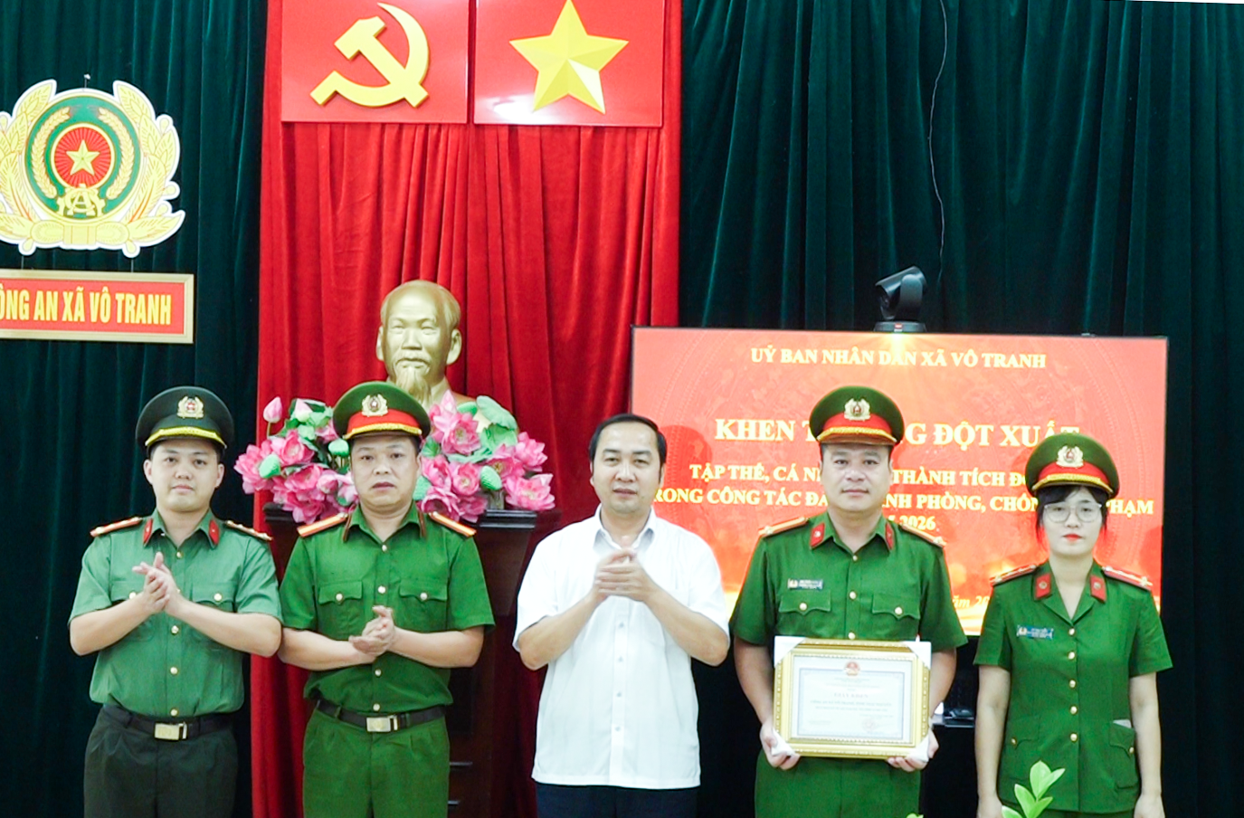 Khen thưởng 1 tập thể, 10 cá nhân có thành tích đột xuất trong công tác đấu tranh, phòng chống tội phạm, tệ nạn xã hội.