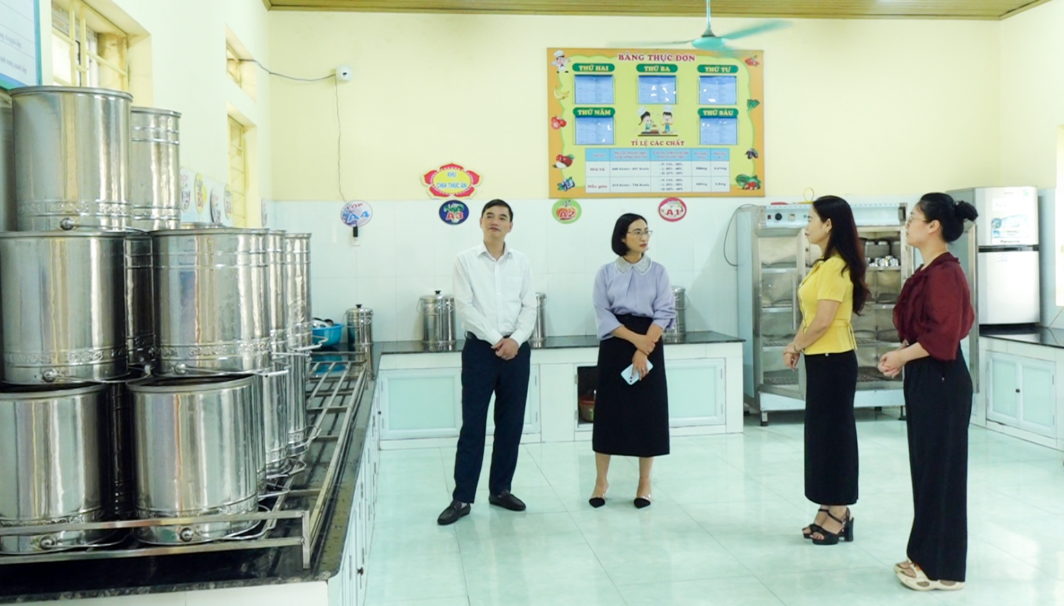 Đồng chí Phó Chủ tịch Thường  trực Ủy ban Nhân dân xã kiểm tra công tác đảm bảo an toàn thực phẩm tại các trường học