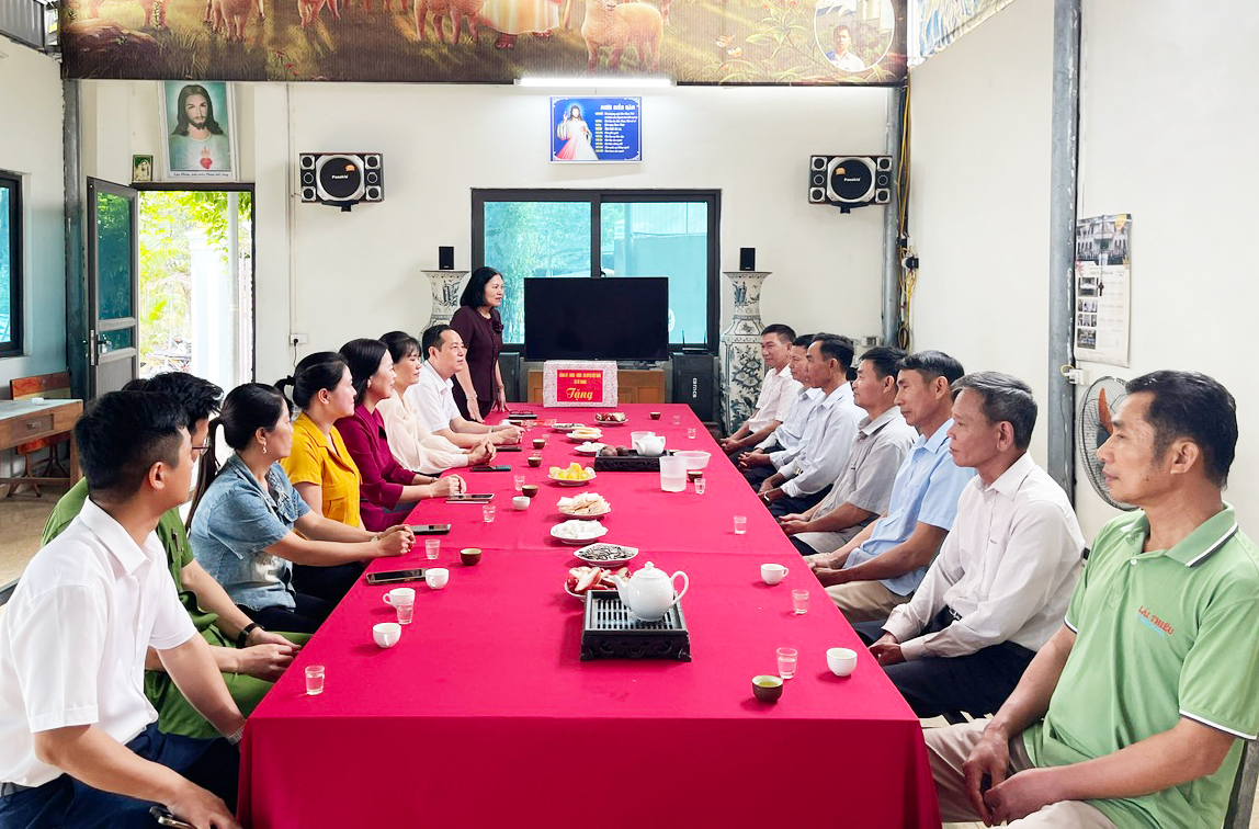 Đồng chí Phó Bí thư Thường trực Đản ủy, Chủ tịch Hội đồng Nhân dân xã thăm, chúc mừng Lễ Phục sinh năm 2026 tại Giáo họ Khe Cốc