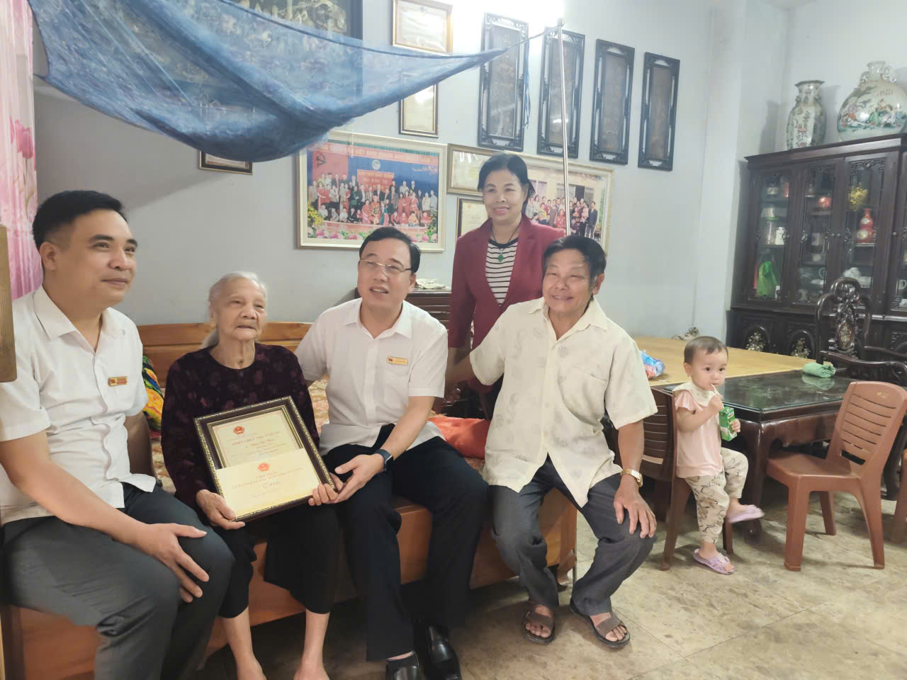 Đồng chí Hoàng Văn Thiên thăm, chúc thọ cụ Tống Thị Thoa tròn 102 tuổi tại xóm Đồi Chè