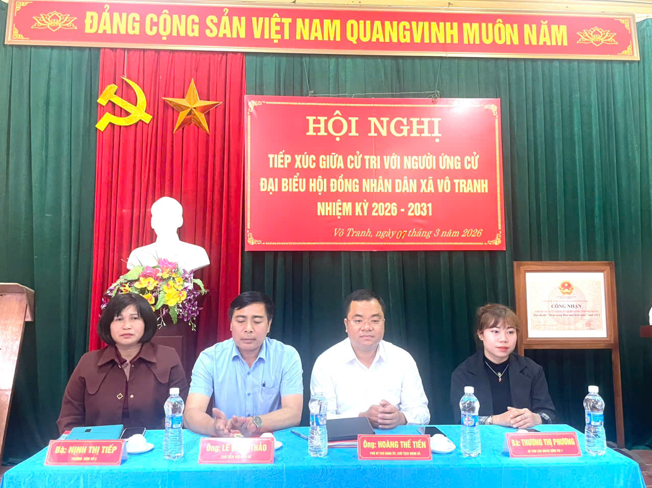 Đồng chí Hoàng Thế Tiến, Chủ tịch UBND xã và các ứng cử viên đại biểu HĐND xã tiếp xúc cử tri tại xóm Gốc Cọ
