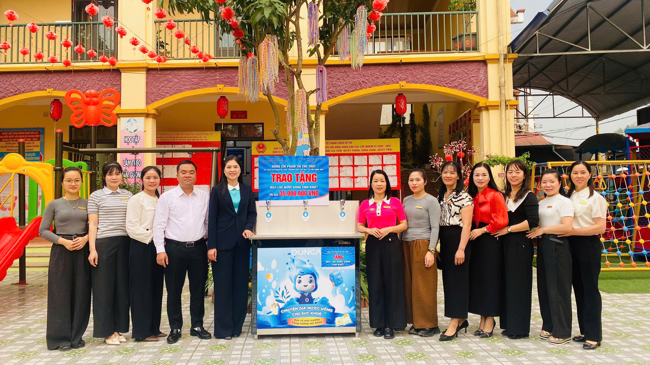Đồng chí Phạm Thị Thu Thuỷ trao tặng máy lọc nước tinh khiết cho Trường Mầm non Tức Tranh