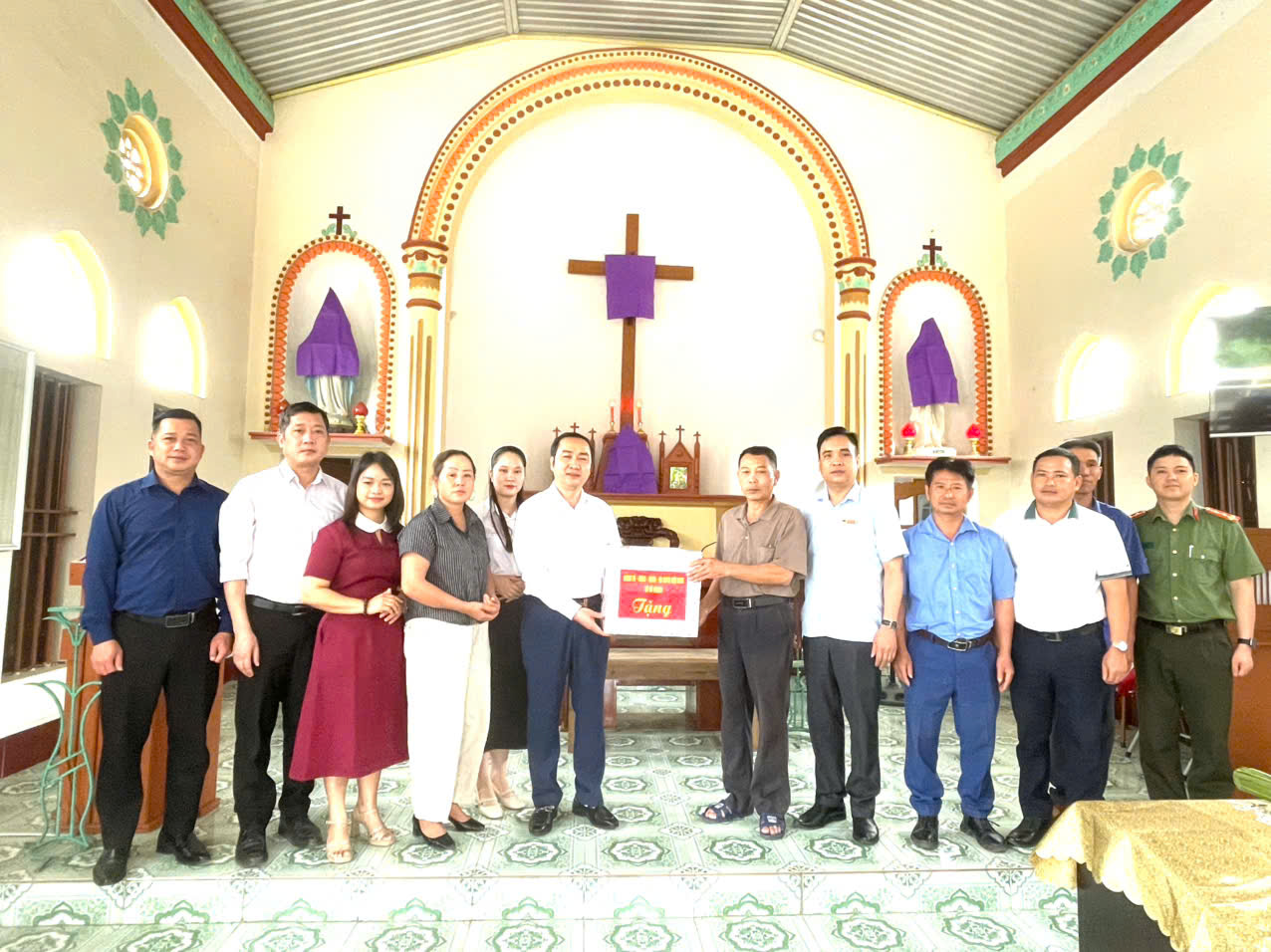 Đồng chí Đặng Thế Vinh, Bí thư Đảng uỷ xã tặng quà giáo họ Tân Bình 1 nhân dịp Lễ phục sinh