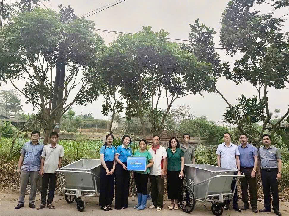 Vô Tranh đã tổ chức trao tặng 02 xe gom rác cho xóm Cầu Bình 1 và xóm Cầu Bình 2