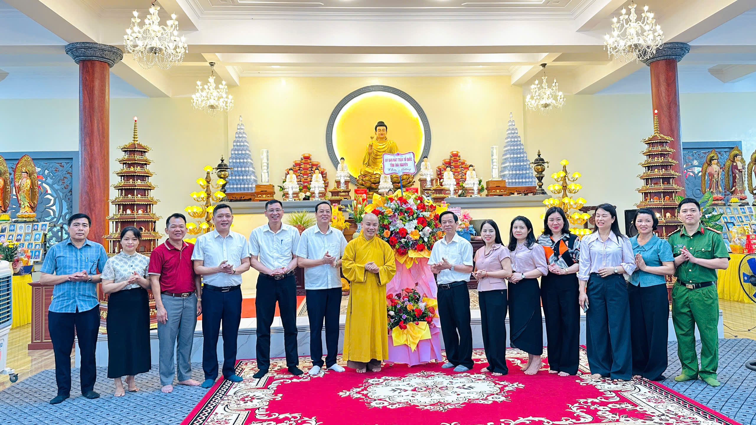 Ủy ban Mặt trận Tổ quốc Việt Nam tỉnh Thái Nguyên tặng quà chùa Khánh Tân nhân dịp Lễ Phật đản năm 2026