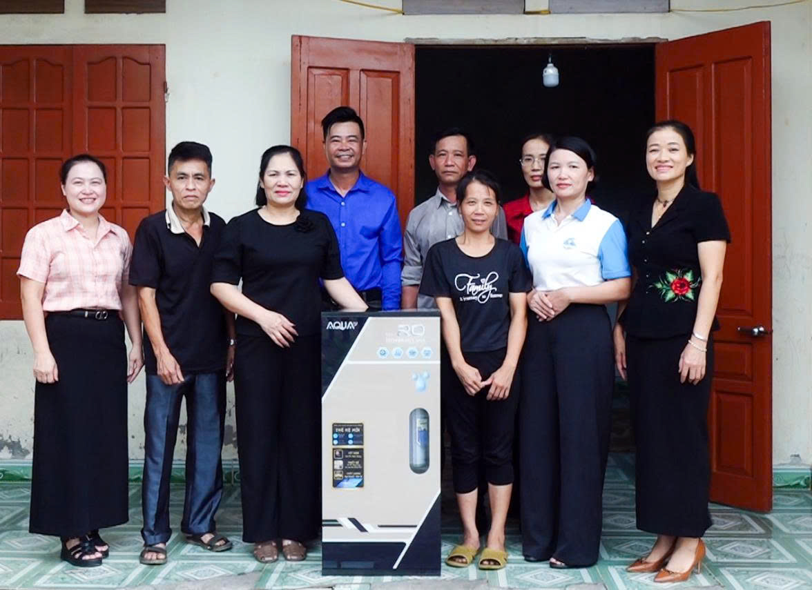 Đồng chí Phó Bí thư Thường trực Đảng ủy, Chủ tịch Hội đồng Nhân dân xã tặng quà hộ nghèo tại xóm Thống Nhất 3