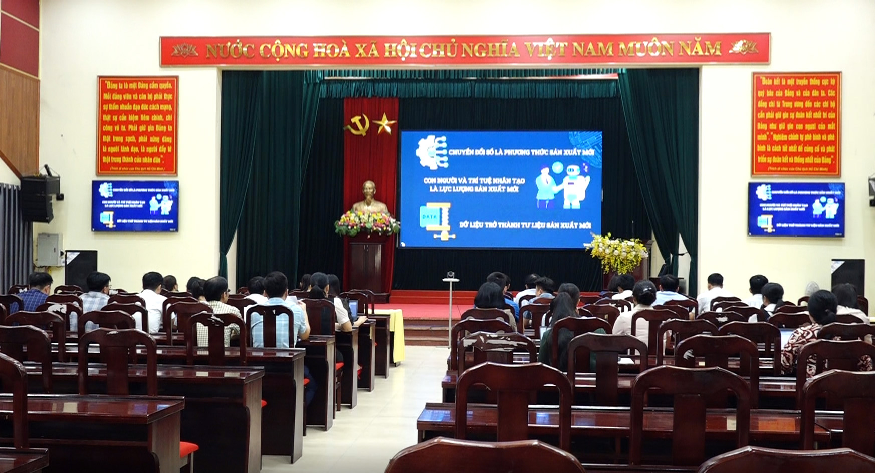 Phú Lương gần 40 đại biểu dự Hội nghị trực tuyến triển khai chương trình “Bình dân học AI”