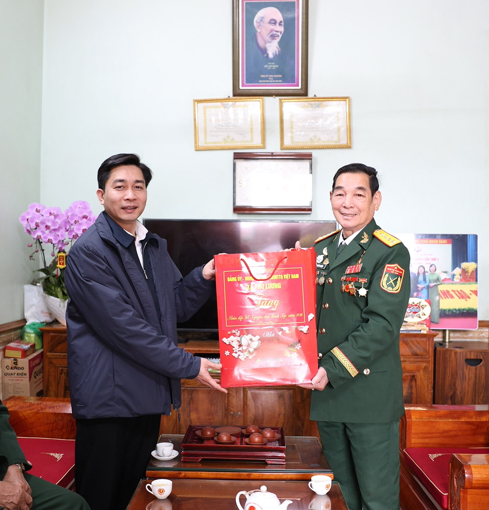 Đồng chí Bí thư Đảng ủy xã Phú Lương Đoàn Quang Duy thăm, tặng quà Anh hùng lực lượng vũ trang (LLVT) Nhân dân Trần Xuân Thiện