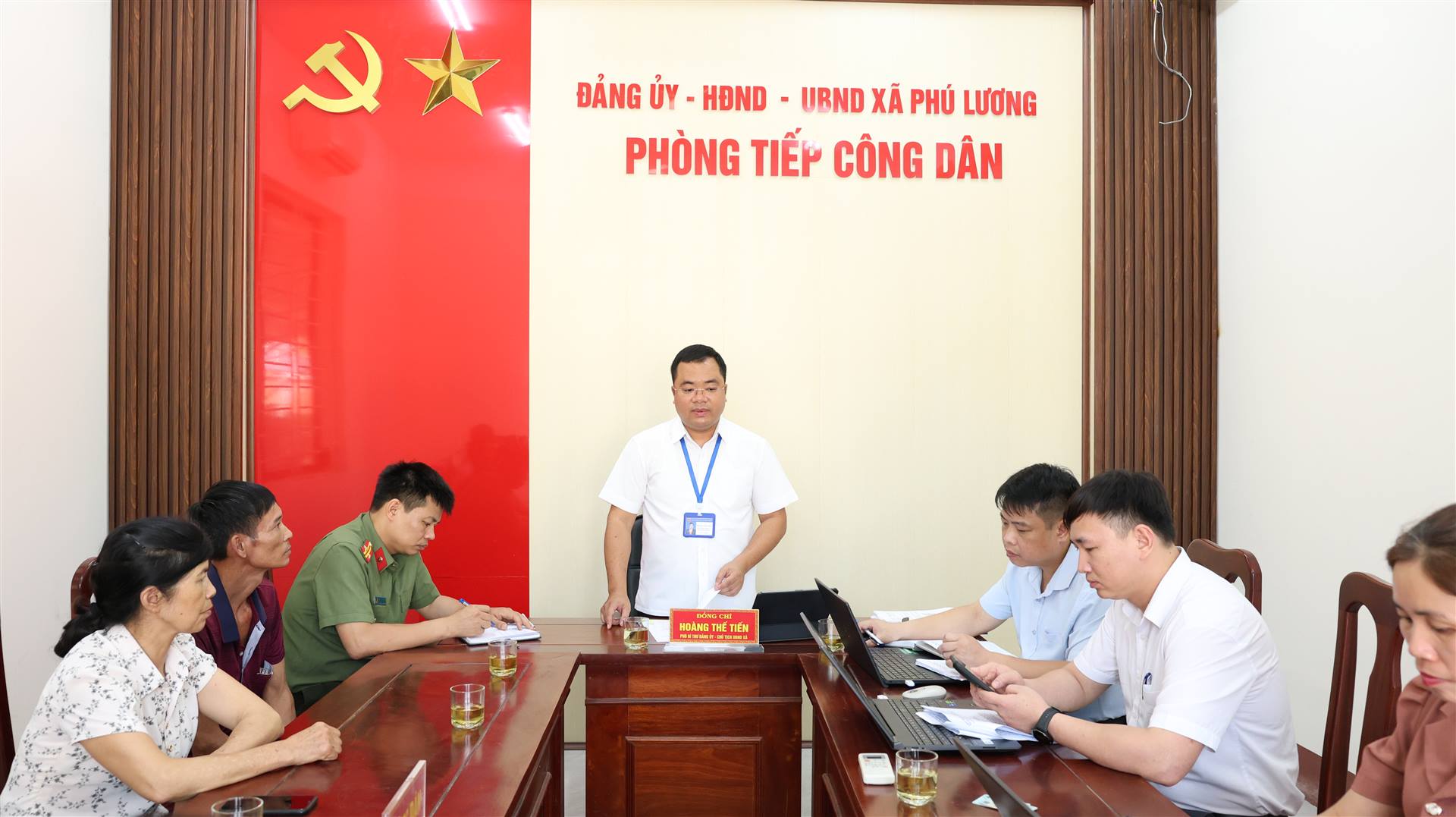 Đồng chí Chủ tịch UBND xã Phú Lương tiếp công dân giải quyết kiến nghị tại xóm Giang Trung