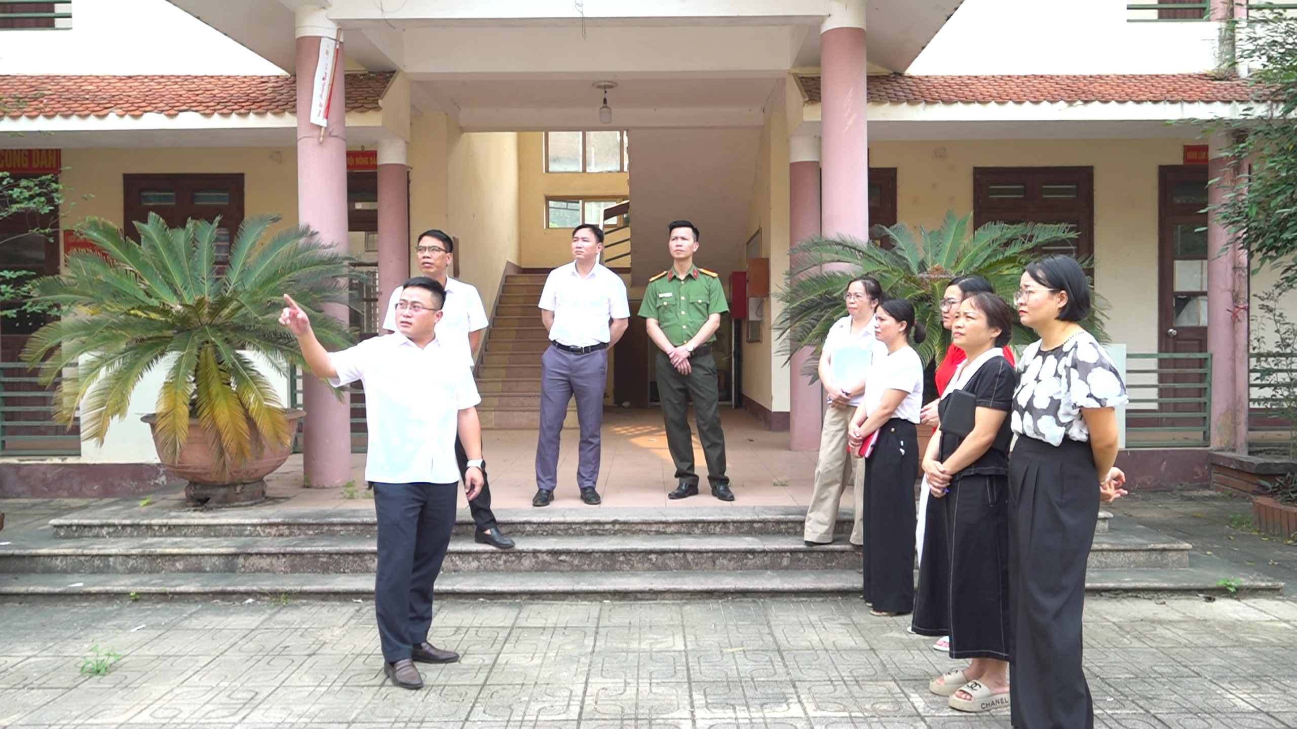 Đoàn kiểm tra UBND xã Phú Lương kiểm tra, nắm tình hình trụ sở dôi dư sau sáp nhập