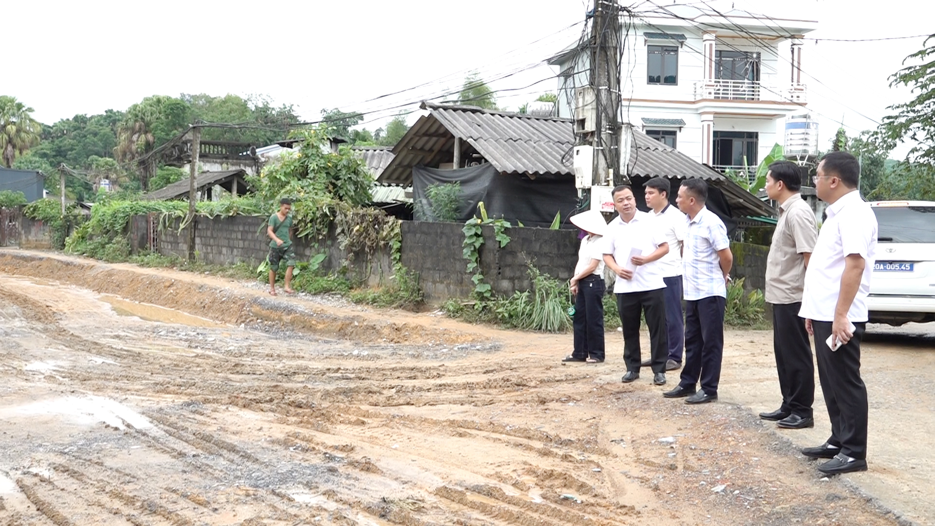 Đồng chí Bí thư Đảng ủy và đồng chí Chủ tịch UBND xã Phú Lương kiểm tra các công trình, dự án trọng điểm