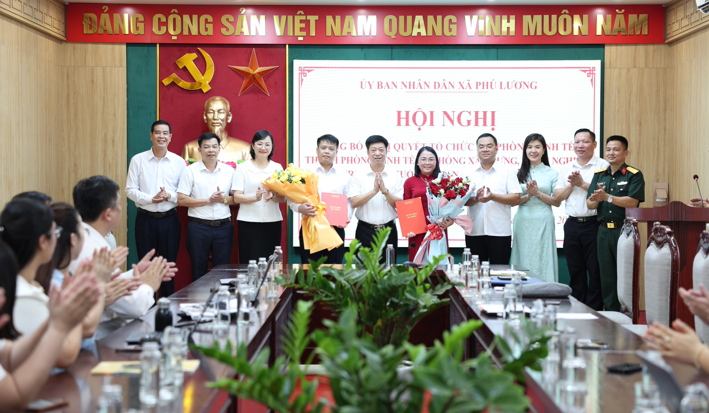 Công bố Nghị quyết tổ chức lại Phòng Kinh tế và các Quyết định về công tác cán bộ