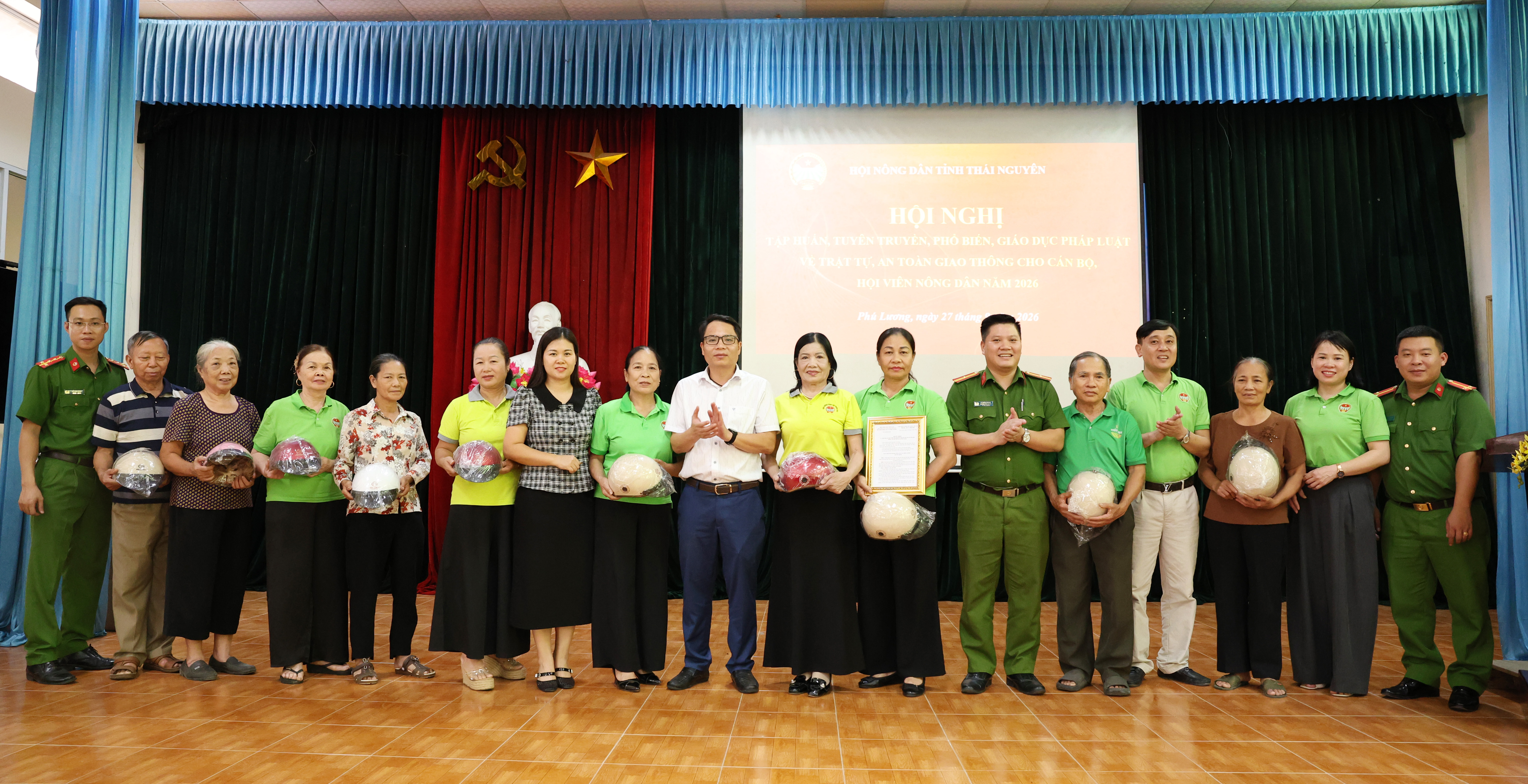 Tuyên truyền sử dụng nhãn hiệu tập thể “Chè Thái Nguyên” và phổ biến pháp luật về trật tự, an toàn giao thông