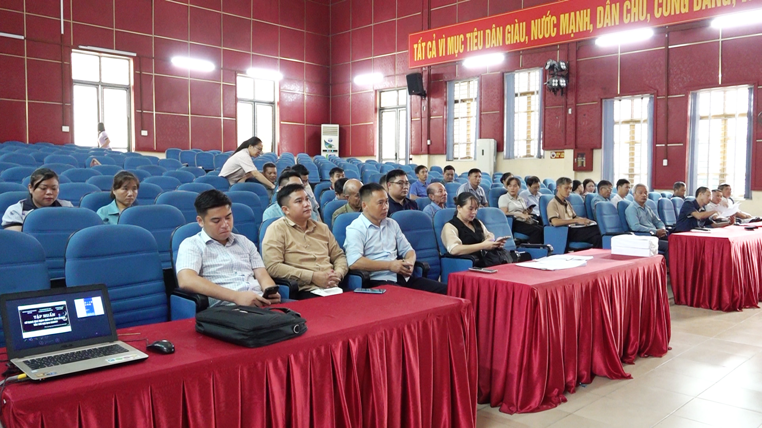 Phú Lương cập nhật thông tin hơn 500 chó, mèo trên HSIApp trong ngày đầu triển khai