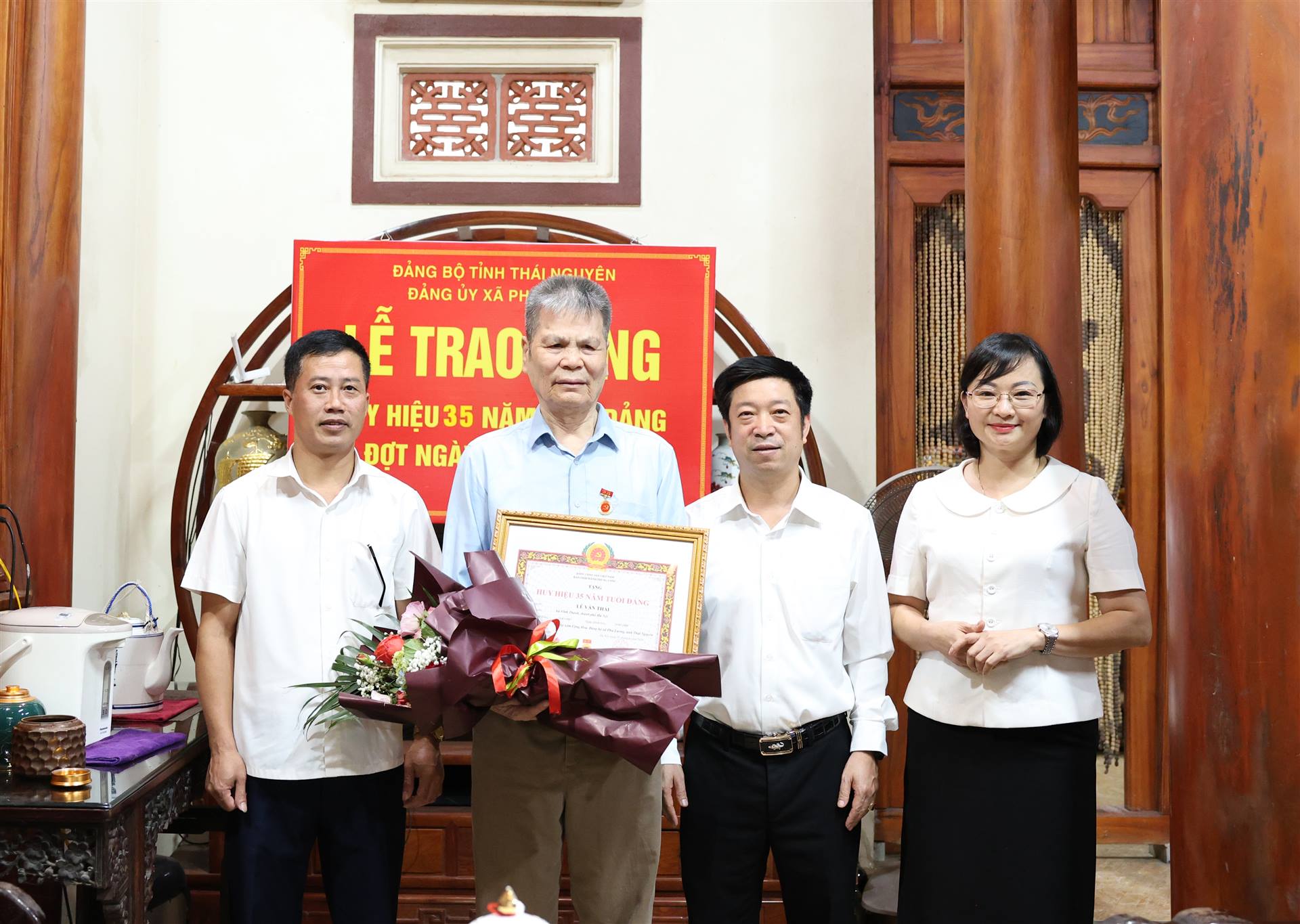 Trao tặng Huy hiệu 35 năm tuổi đảng tại nhà cho đồng chí Lê Văn Thái – Đảng viên Chi bộ xóm Cộng Hòa