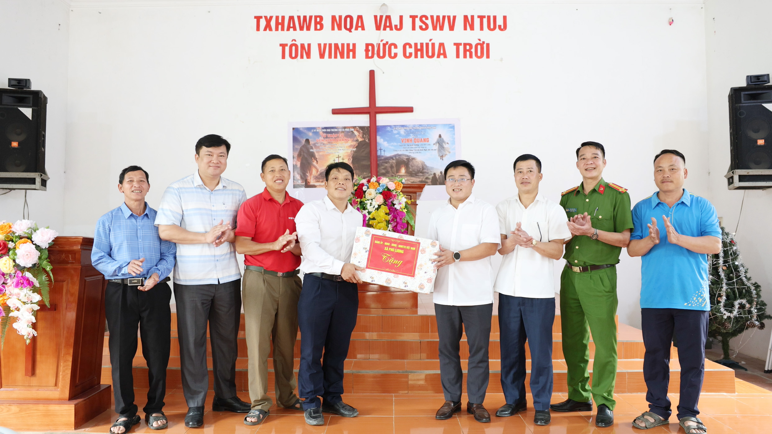 Đồng chí Chủ tịch UBND xã Phú Lương thăm hỏi, động viên điểm nhóm Tin Lành tại xóm Đồng Tâm