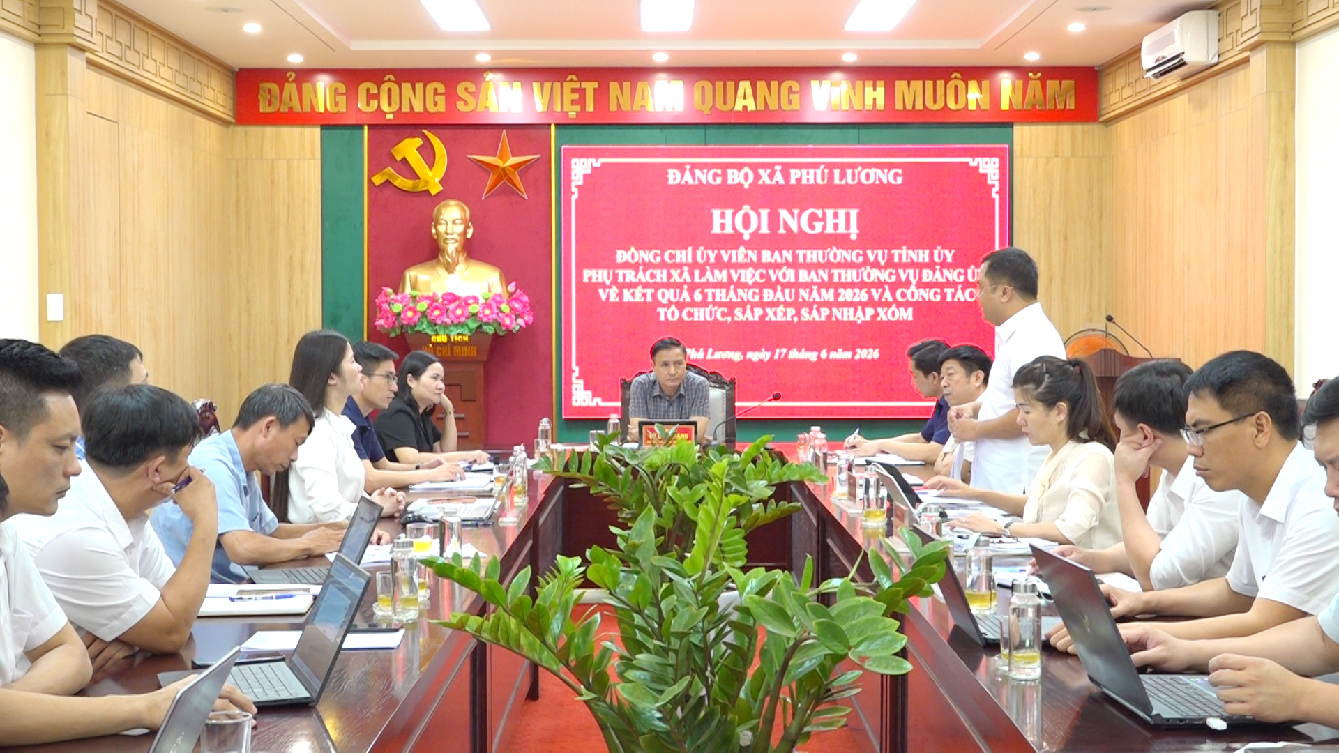 Đồng chí Vũ Duy Hoàng làm việc tại xã Phú Lương