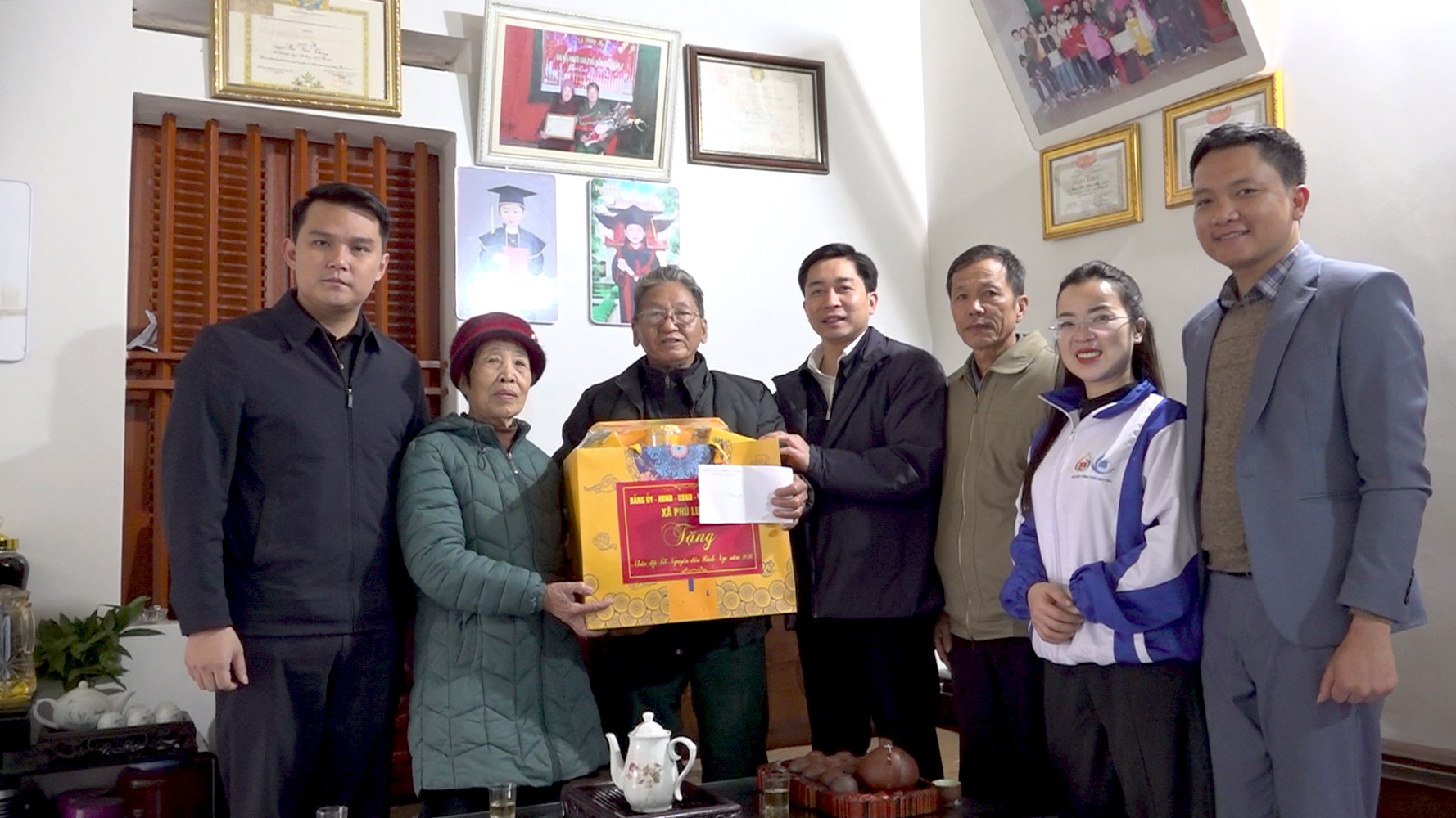 Đồng chí Bí thư Đảng ủy xã Phú Lương thăm, tặng quà các gia đình Người có công với cách mạng trên địa bàn xã.