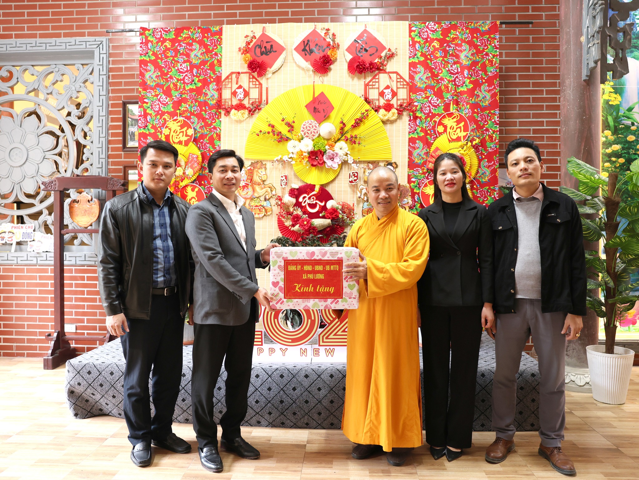 Đồng chí Bí thư đảng ủy xã thăm, tặng quà, chúc Tết các cơ sở tôn giáo