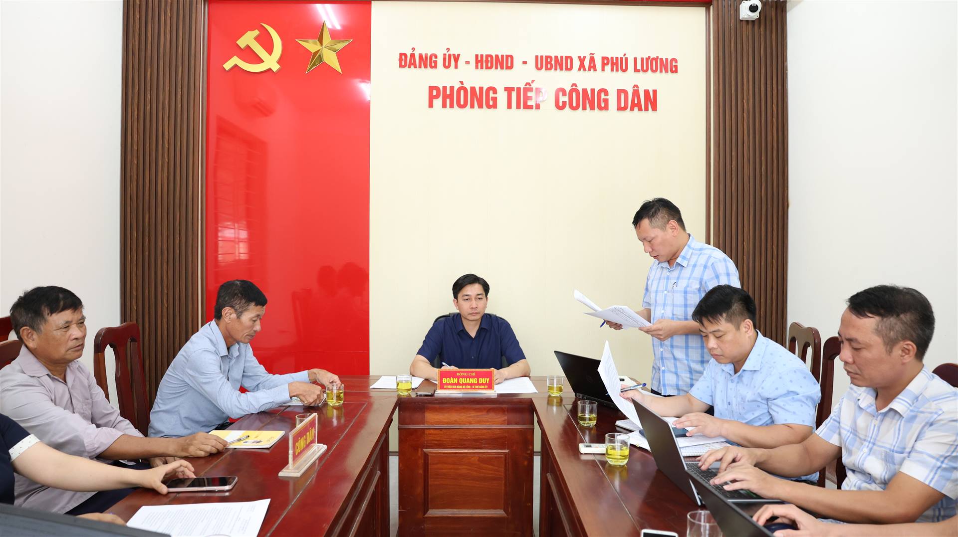 Đồng chí Bí thư Đảng ủy xã Phú Lương tiếp công dân, giải quyết kiến nghị tại cơ sở