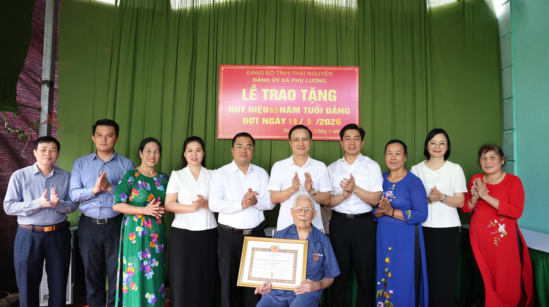 Đảng ủy xã Phú Lương trao tặng Huy hiệu 65 năm tuổi Đảng đợt 19/5/2026 tại nhà cho đảng viên Nguyễn Văn Khang