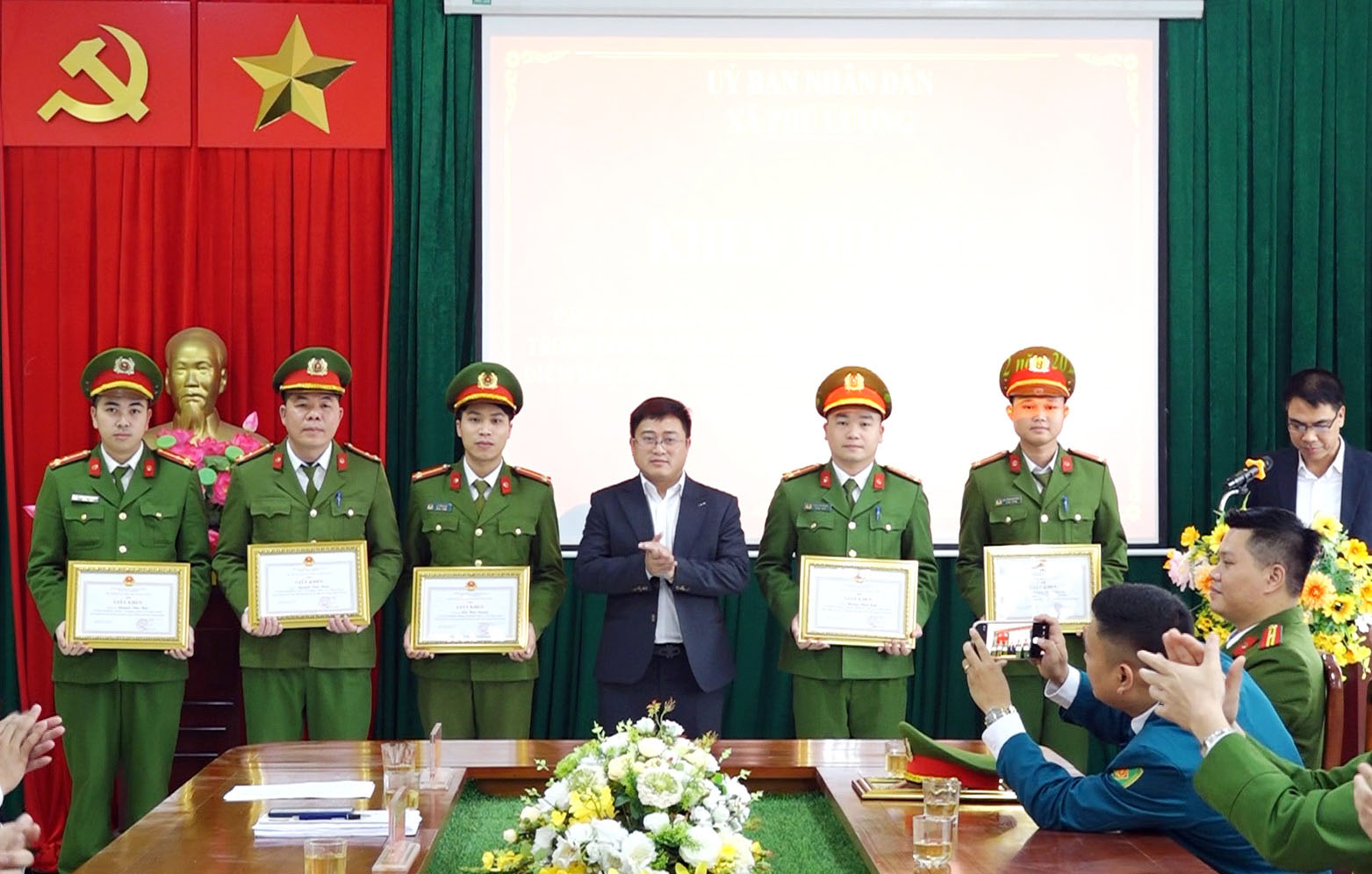 Khen thưởng 01 tập thể và 11 cá nhân có thành tích đột xuất trong công tác đấu tranh phòng, chống tội phạm đợt cao điểm tấn công trấn áp tội phạm dịp Tết Nguyên Đán năm 2026