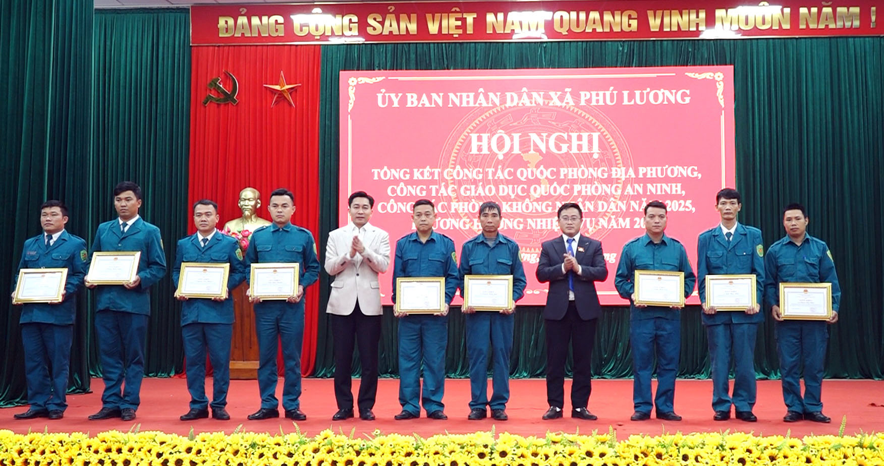 09 tập thể và 25 cá nhân được nhận khen thưởng có thành tích xuất sắc trong công tác quốc phòng quân sự địa phương năm 2025 và thực hiện nhiệm vụ diễn tập tác chiến xã Phú Lương trong khu vực phòng thủ năm 2025