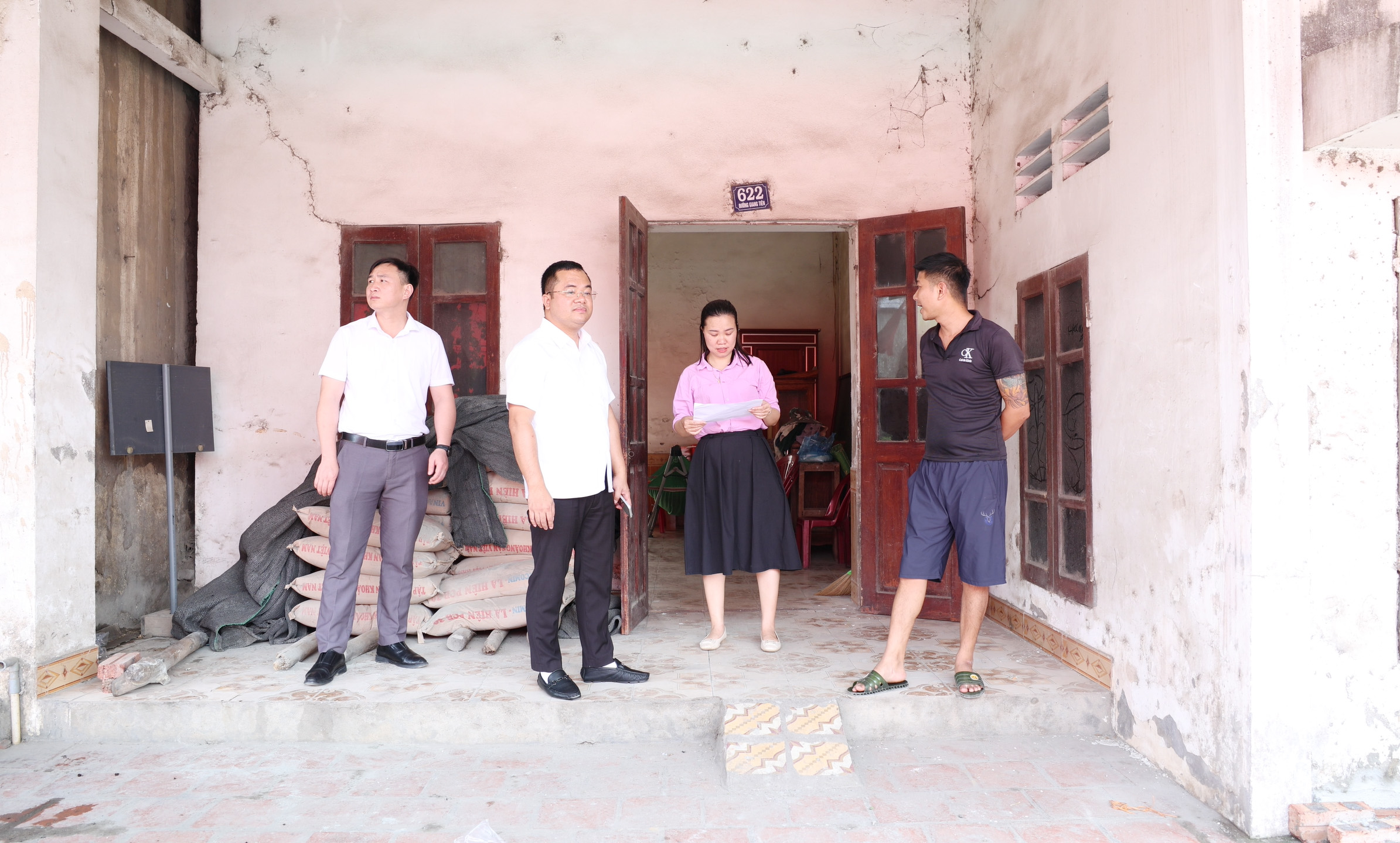 Đoàn công tác  xã Phú Lương kiểm tra hiện trạng cơ sở vật chất dôi dư sau sáp nhập