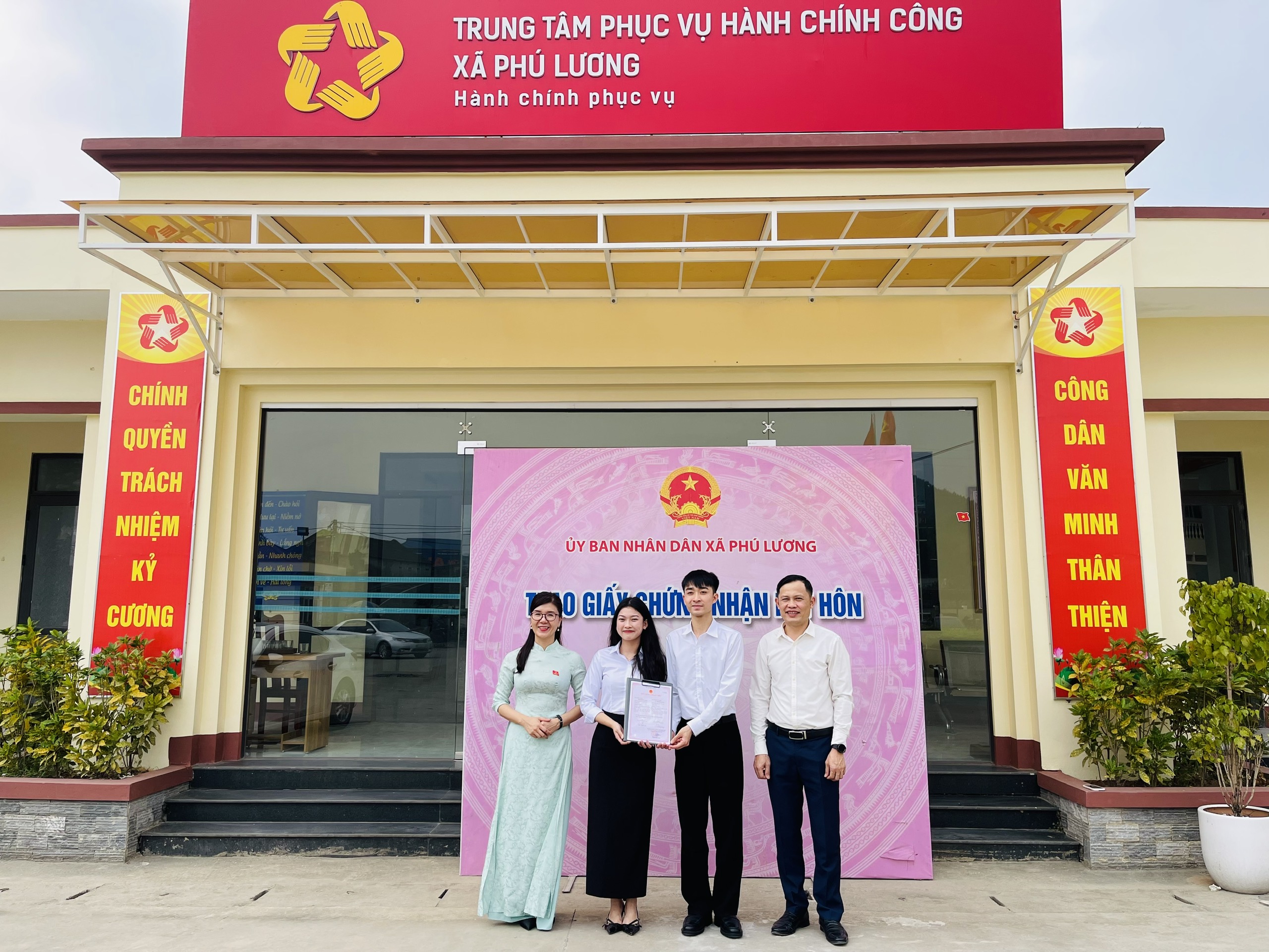 Đồng chí Phó Chủ tịch UBND xã Phú Lương trao giấy chứng nhận kết hôn cho công dân