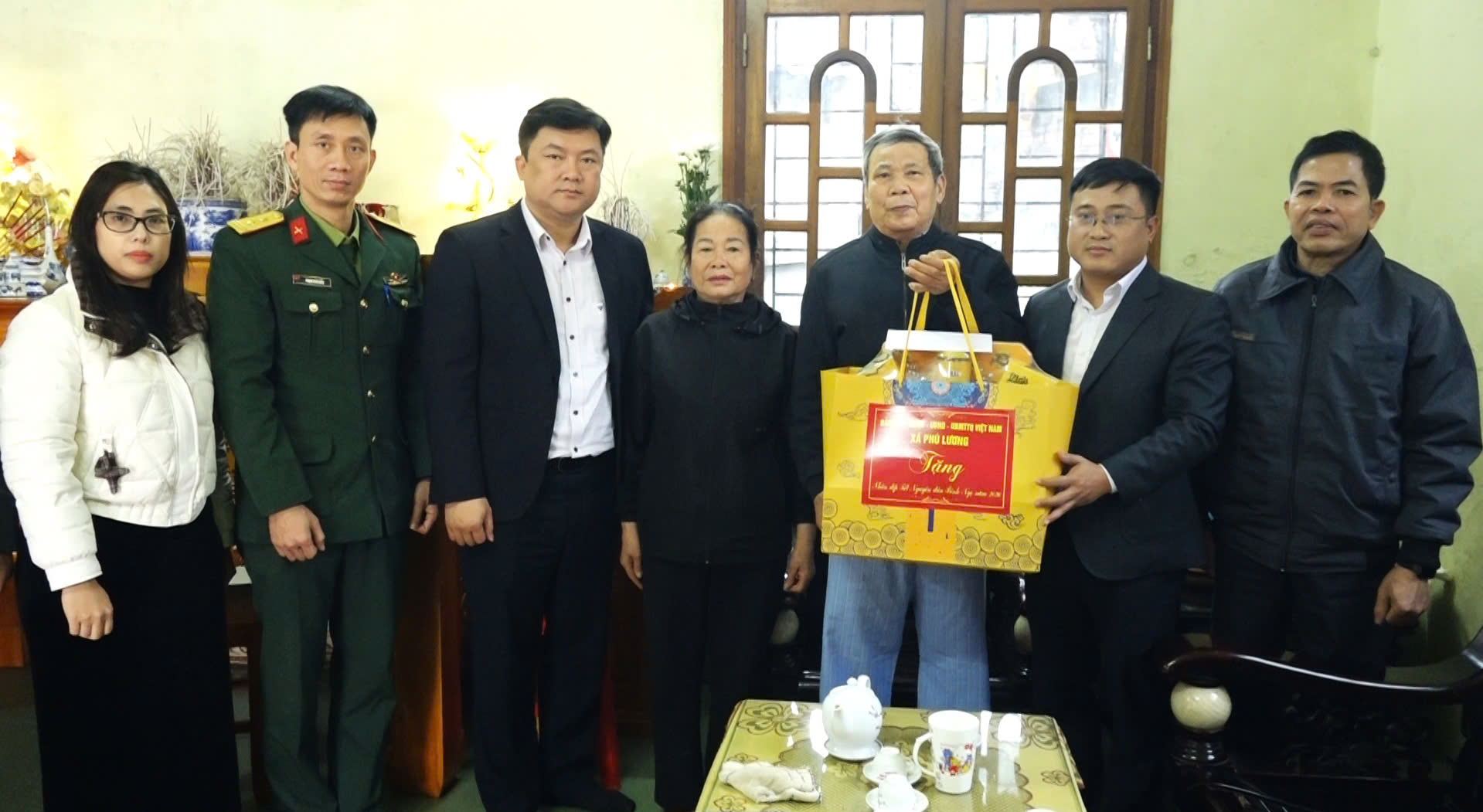 Đồng chí Chủ tịch UBND xã thăm hỏi, tặng quà Người có công với cách mạng