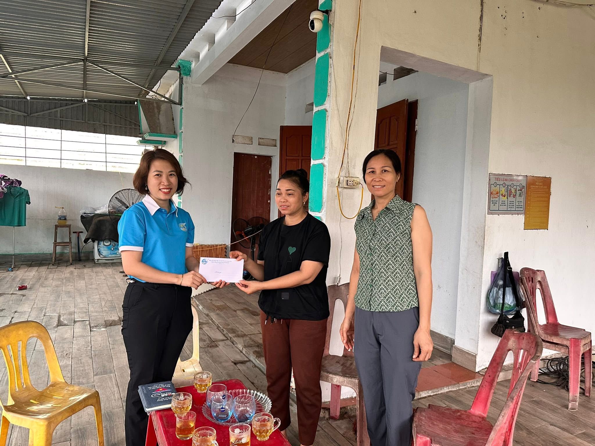 HỘI LHPN PHƯỜNG BÁCH QUANG THĂM HỎI, ĐỘNG VIÊN GIA ĐÌNH HỘI VIÊN BỊ TỐC MÁI DO DÔNG LỐC