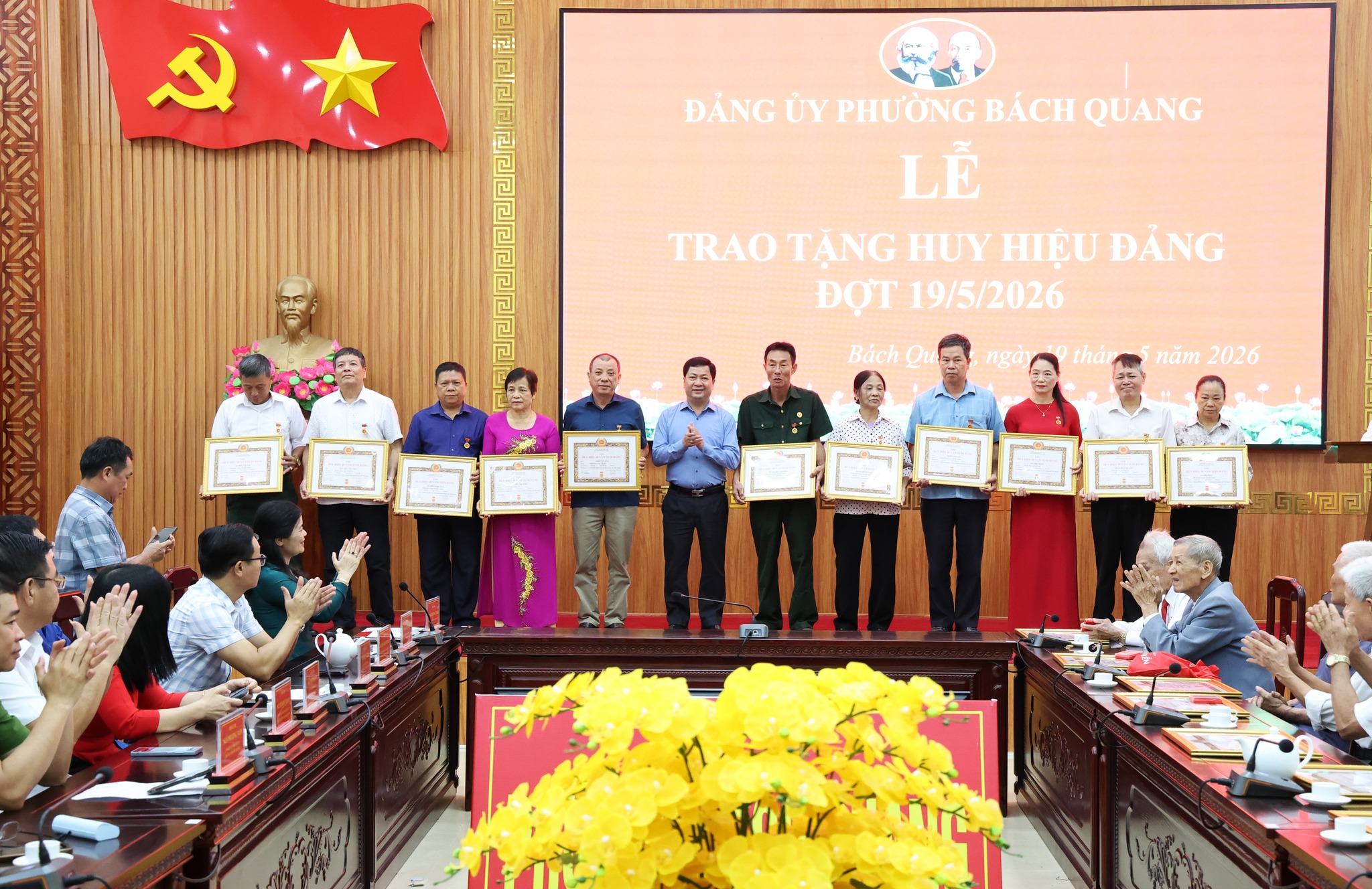 PHƯỜNG BÁCH QUANG TỔ CHỨC LỄ TRAO TẶNG HUY HIỆU ĐẢNG ĐỢT 19/5/2026