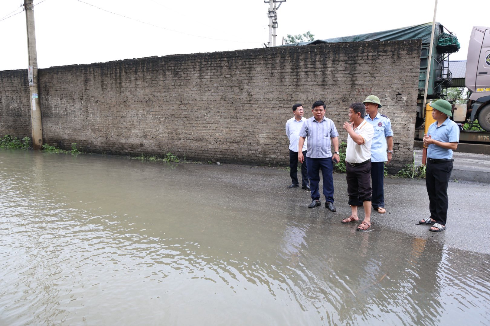 ĐOÀN LÃNH ĐẠO PHƯỜNG BÁCH QUANG KIỂM TRA, CHỈ ĐẠO KHẮC PHỤC TÌNH TRẠNG NGẬP ÚNG TRÊN ĐỊA BÀN