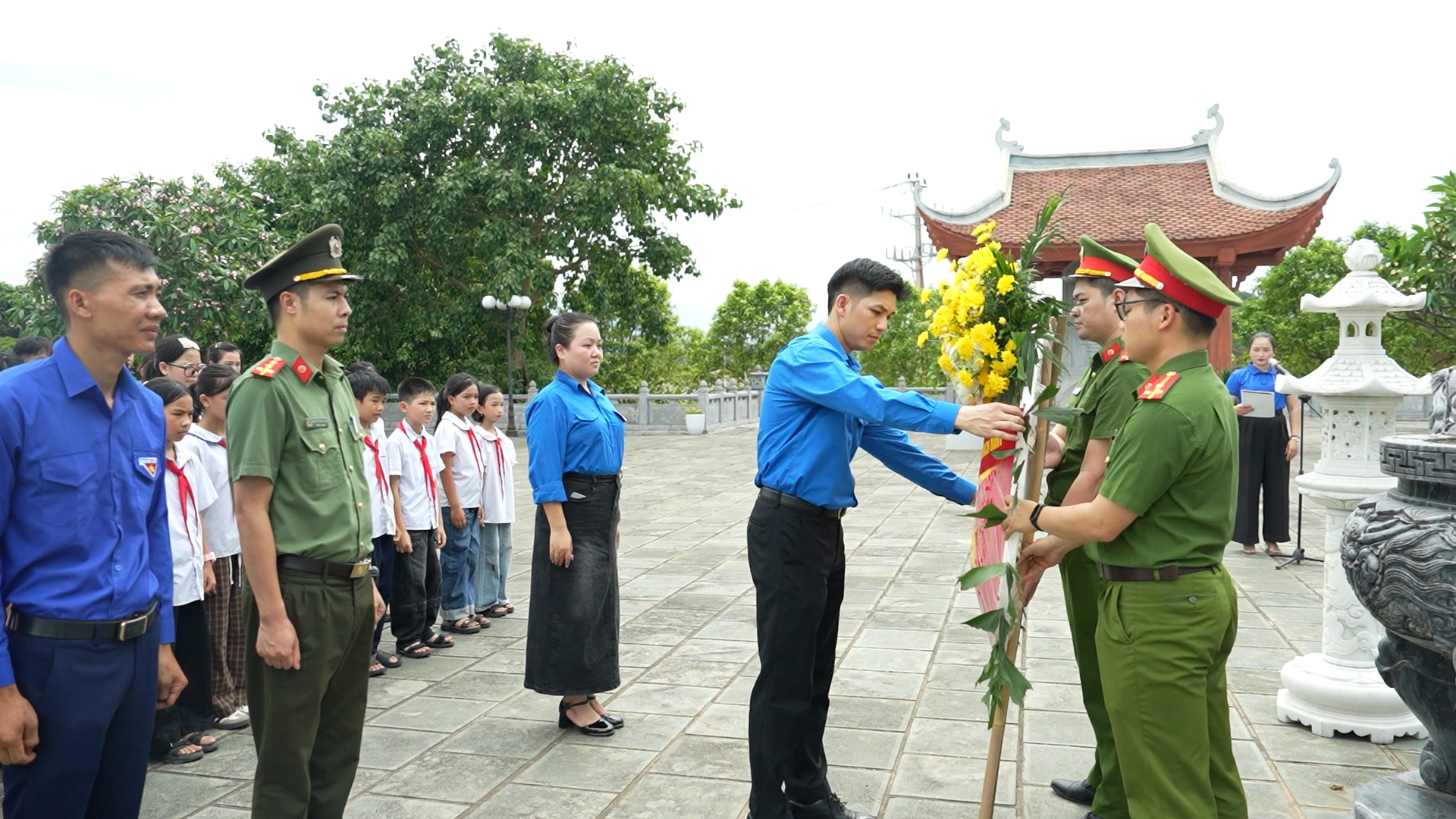 Anh-tin-bai