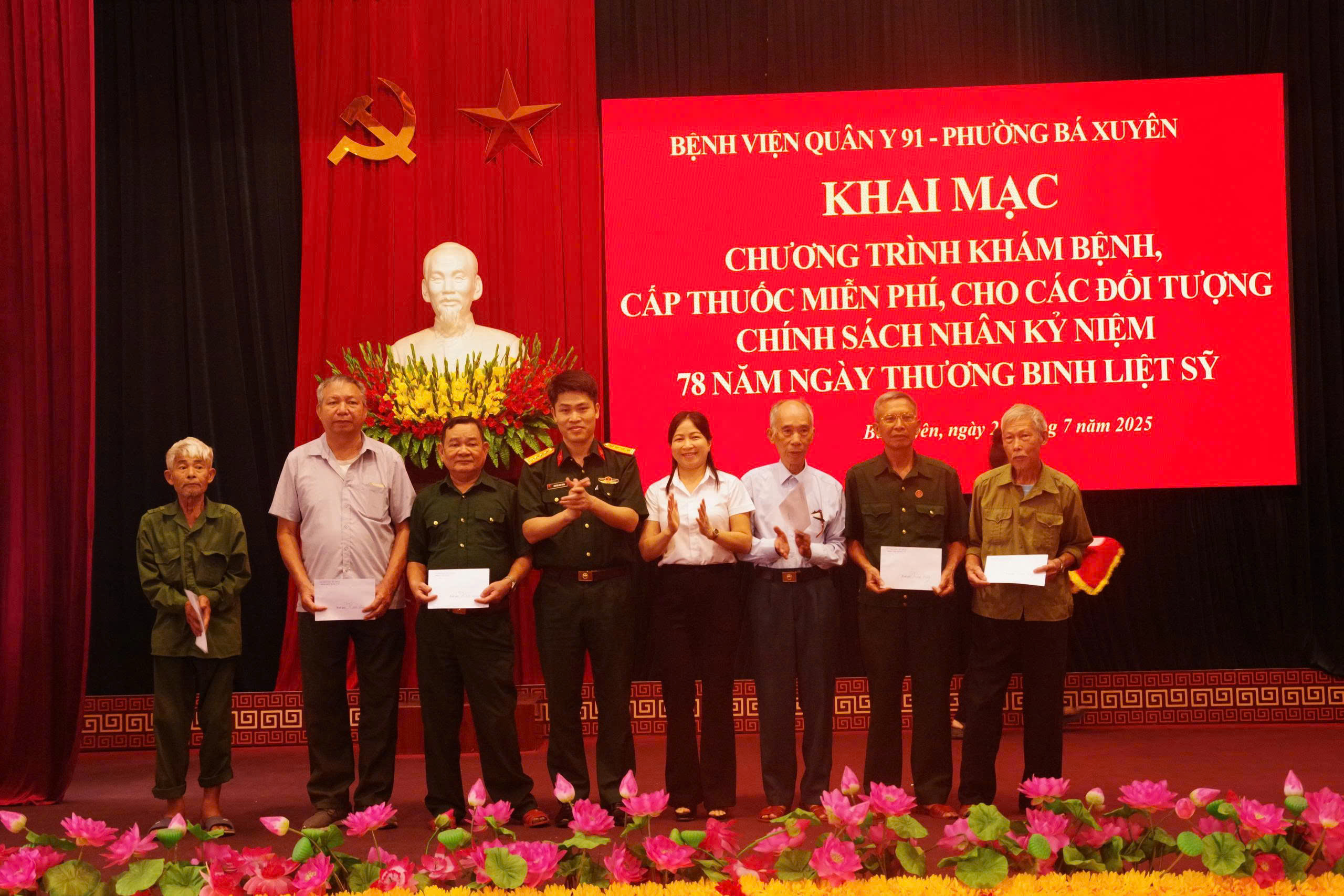 UBND PHƯỜNG BÁ XUYÊN VÀ BỆNH VIỆN QUÂN Y 91 TỔ CHỨC KHÁM BỆNH, PHÁT THUỐC MIỄN PHÍ VÀ TẶNG QUÀ CHO CÁC ĐỐI TƯỢNG CHÍNH SÁCH NHÂN DỊP KỶ NIỆM 78 NĂM NGÀY THƯƠNG BINH – LIỆT SĨ
