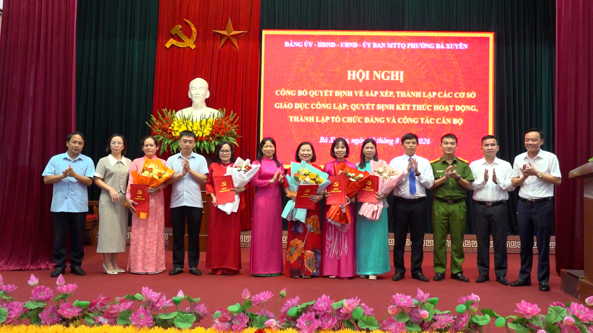 KHEN THƯỞNG 33 TẬP THỂ, CÁ NHÂN VÀ CÔNG BỐ  CÁC QUYẾT ĐỊNH SẮP XẾP CƠ SỞ GIÁO DỤC