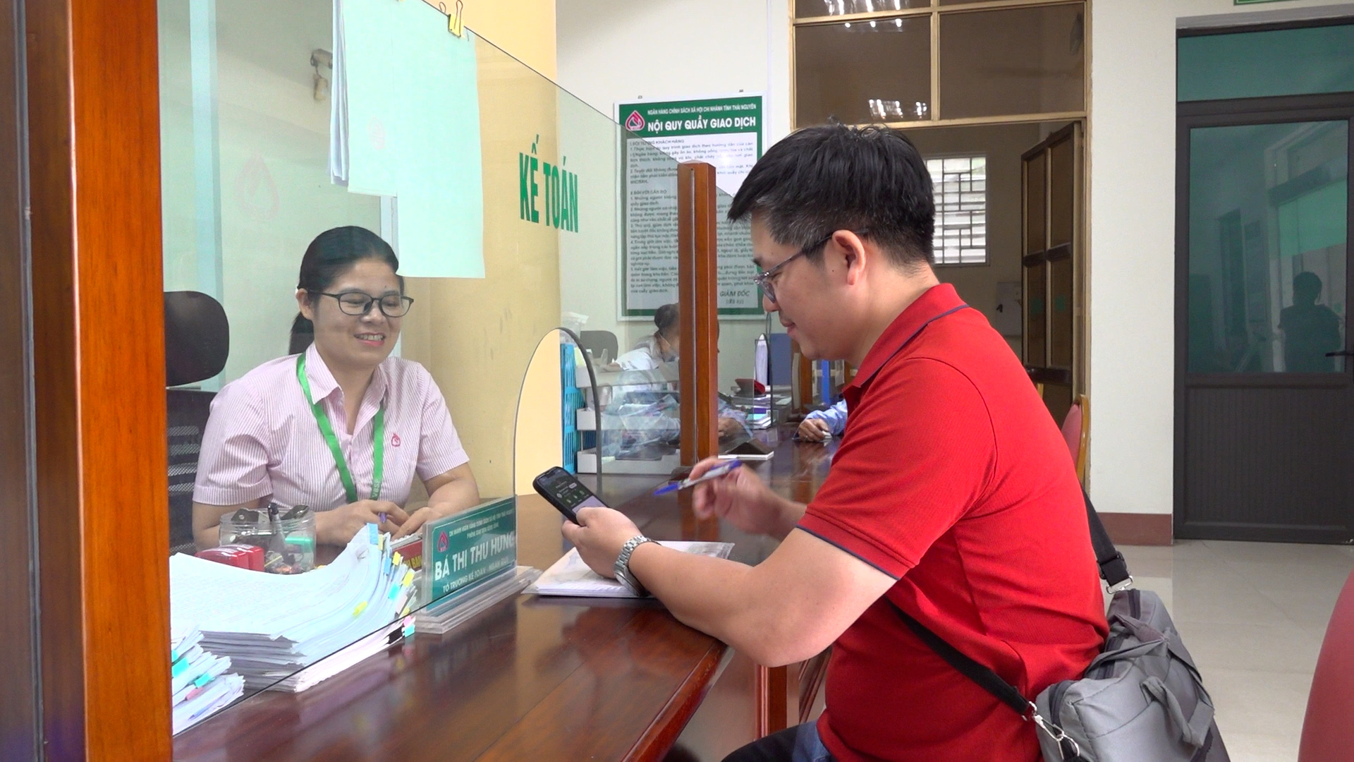 PHÒNG GIAO DỊCH NHCSXH SÔNG CÔNG GIẢI NGÂN ĐỢT 1 CHO VAY NHÀ Ở XÃ HỘI