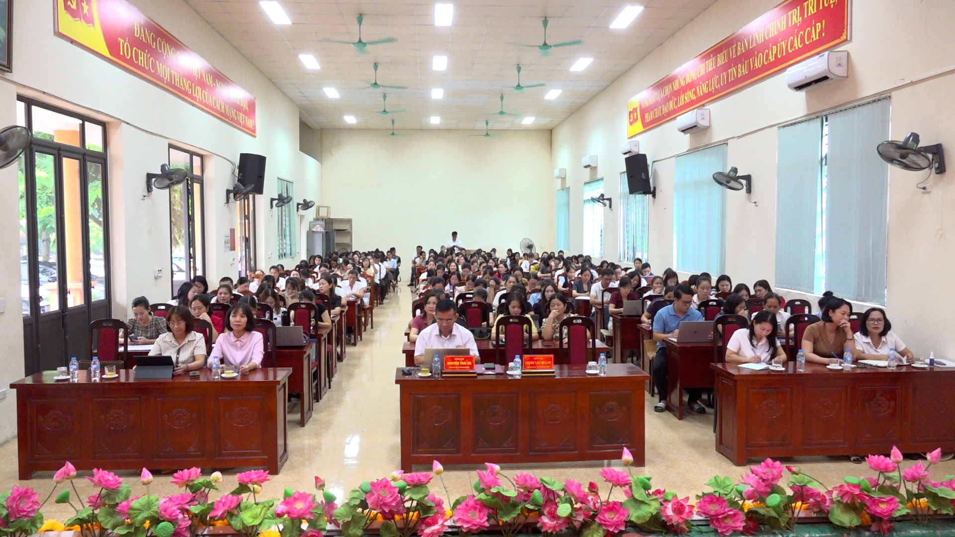 GẦN 200 CÁN BỘ QUẢN LÝ, GIÁO VIÊN, NHÂN VIÊN PHƯỜNG BÁ XUYÊN THAM GIA BỒI DƯỠNG CHÍNH TRỊ HÈ NĂM 2026