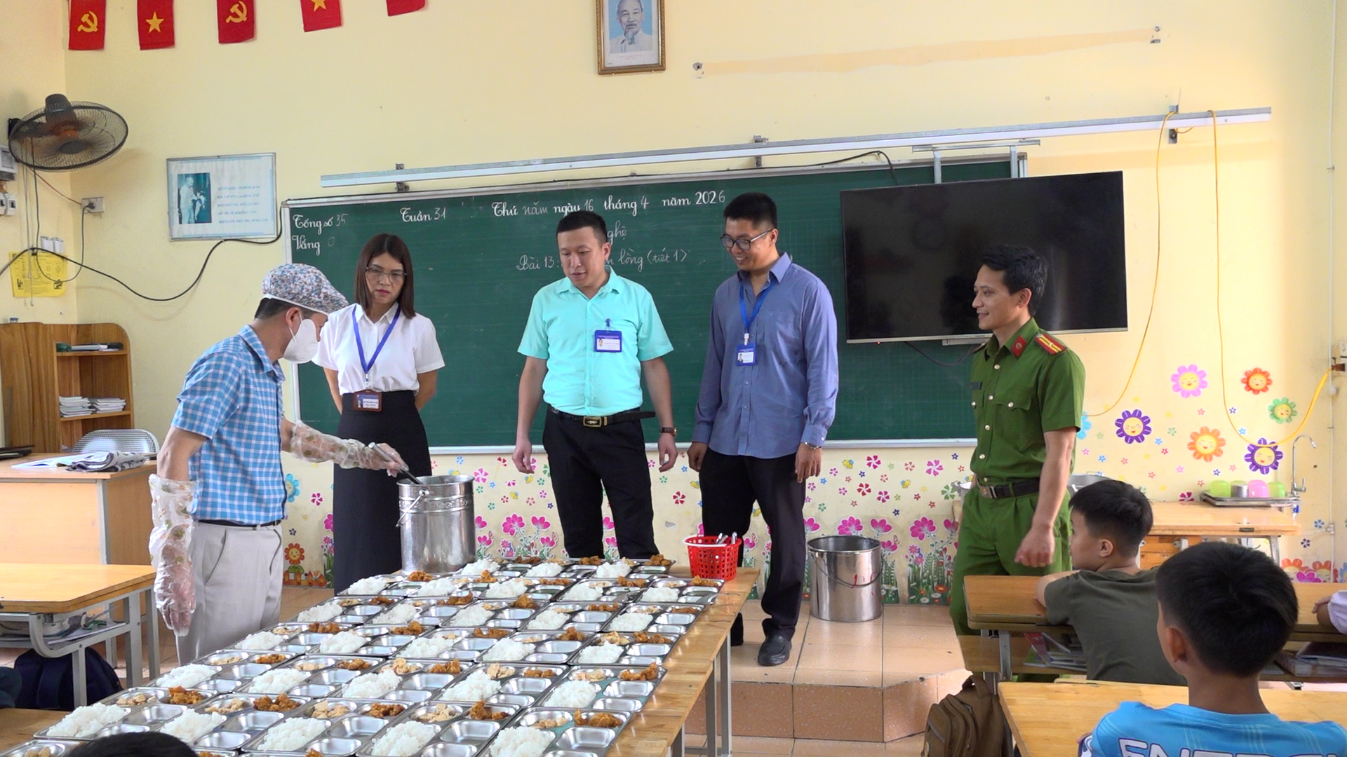 BỮA ĂN BÁN TRÚ TẠI TRƯỜNG TH MỎ CHÈ: AN TOÀN, MINH BẠCH VÌ SỨC KHỎE HỌC SINH