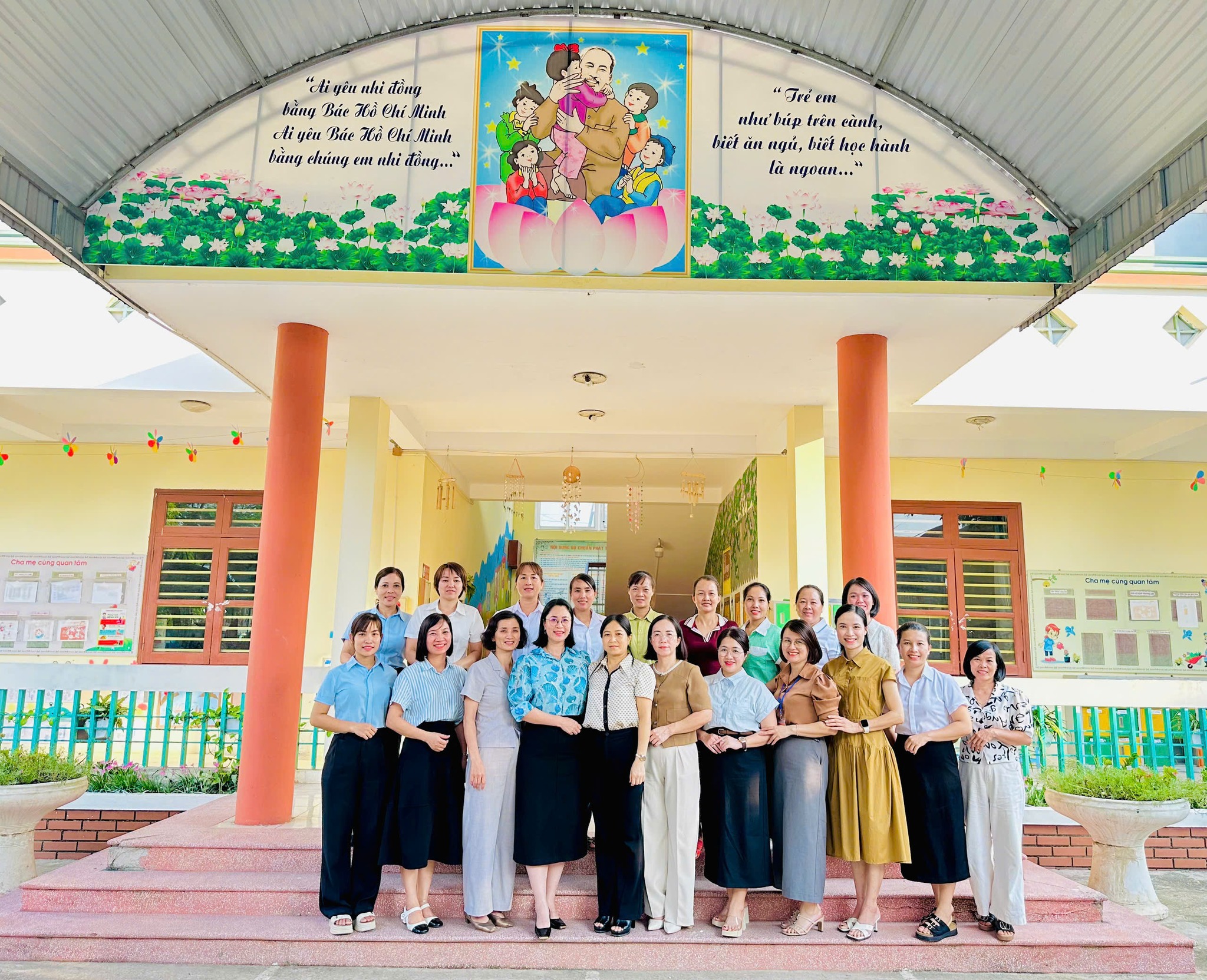 Đồng chí Phạm Thị Mai Khanh, Bí thư Đảng uỷ, Chủ tịch HĐND phường dự sinh hoạt Đảng thường kỳ tháng 8 tại Chi bộ Trường MN Hoa Sen