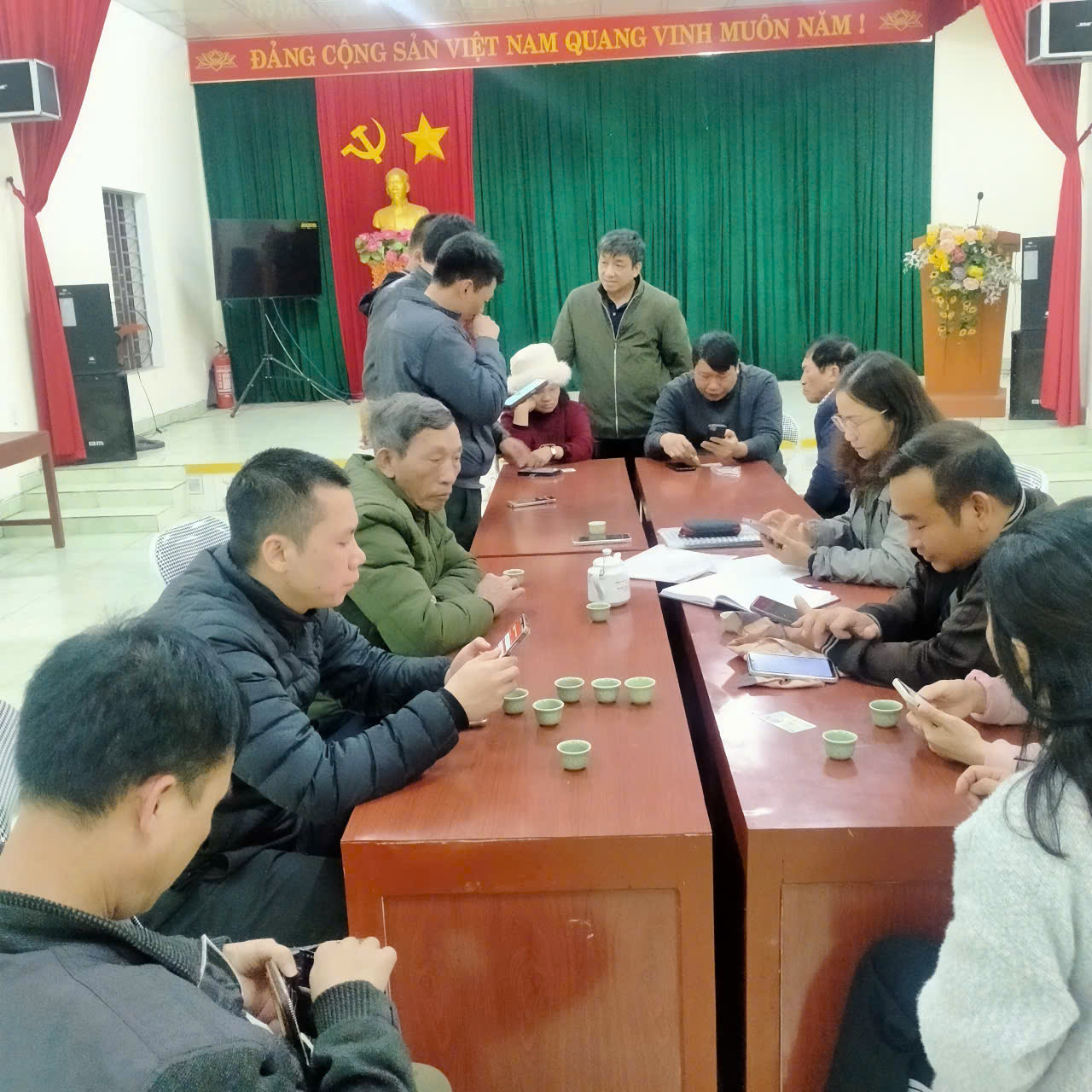 Phường Phố Cò tích cực hỗ trợ Nhân dân tích hợp thẻ BHYT, sổ sức khoẻ điện tử và cài đặt chữ ký số công cộng.