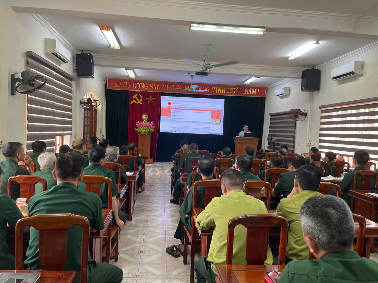 TUYÊN TRUYỀN, HƯỚNG DẪN KỸ NĂNG SỐ, SỬ DỤNG DỊCH VỤ CÔNG TRỰC TUYẾN CHO CÁN BỘ, HỘI VIÊN CỰU CHIẾN BINH