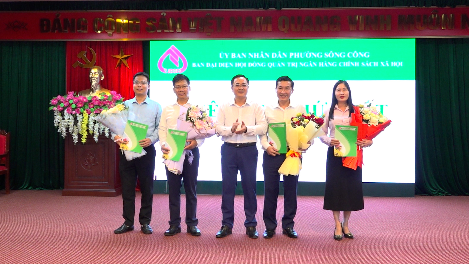 CÔNG BỐ QUYẾT ĐỊNH THÀNH LẬP BAN ĐẠI DIỆN HĐQT NHCSXH PHƯỜNG SÔNG CÔNG